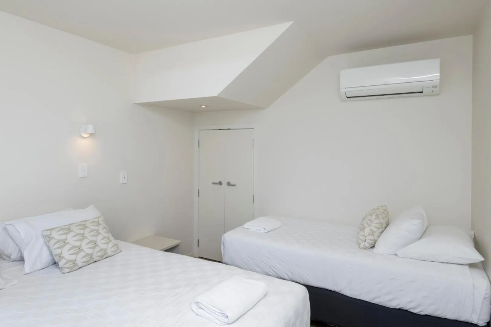 Bedroom, Bed in Waikanae Beach Ocean View Apartments