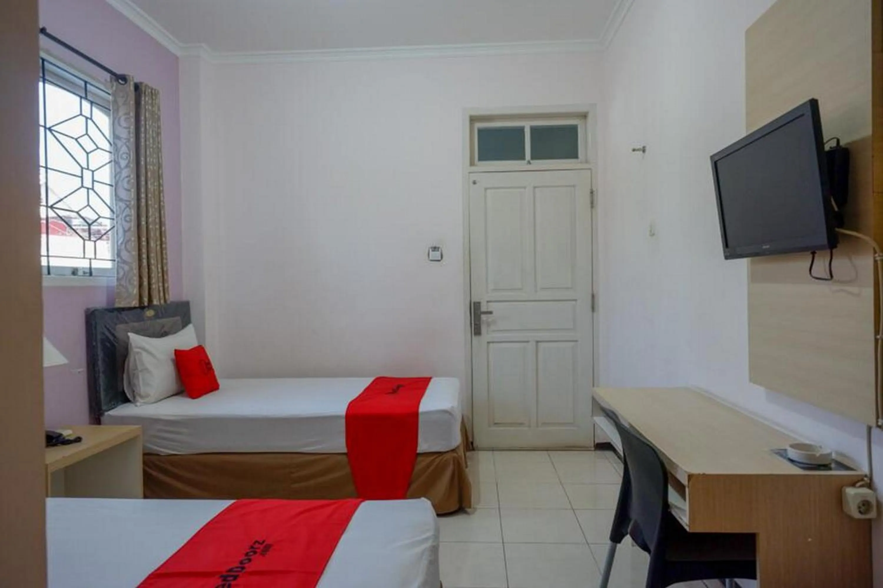 Bedroom in RedDoorz Plus Syariah @ Hotel Boulevard Luwuk