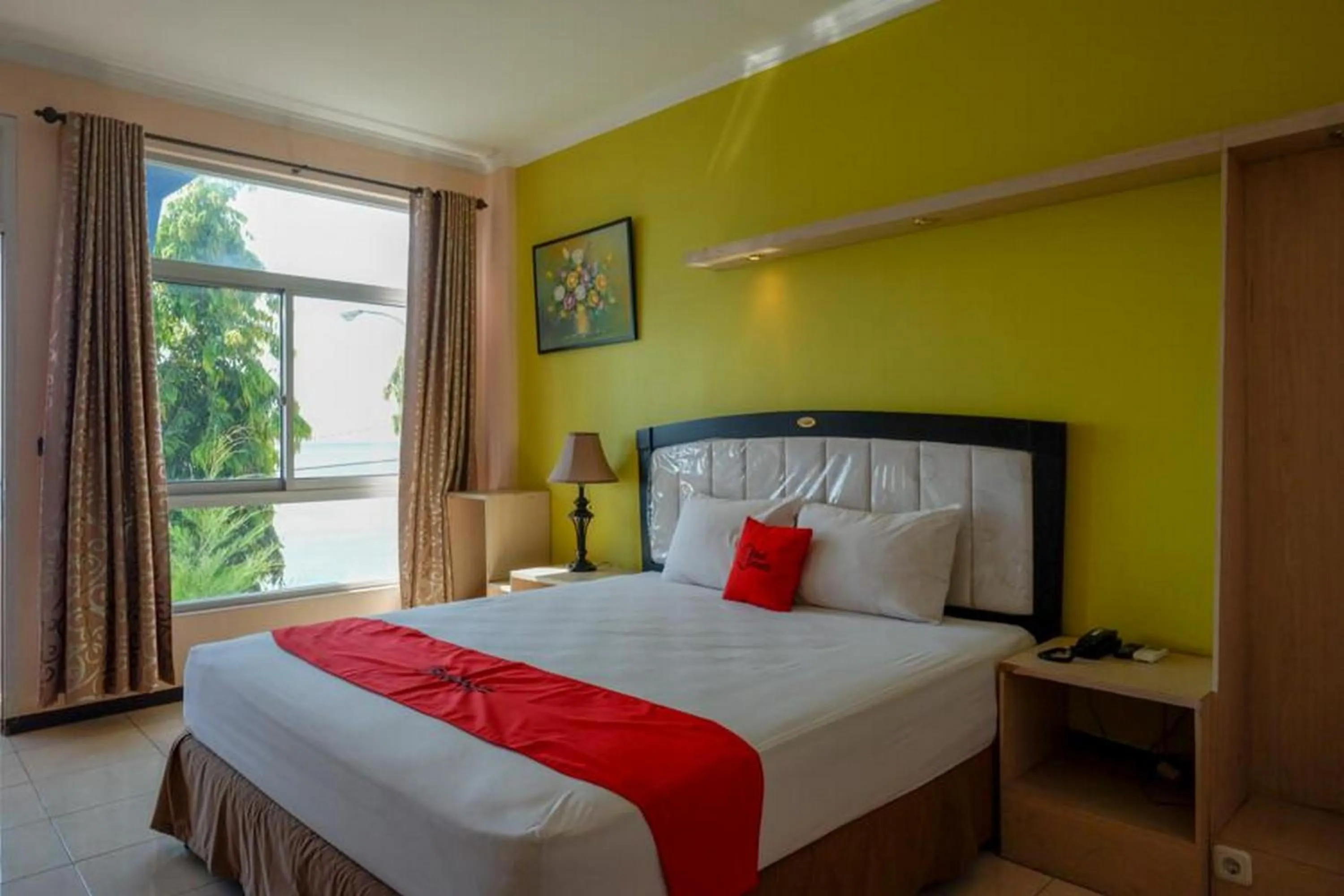 Bedroom in RedDoorz Plus Syariah @ Hotel Boulevard Luwuk