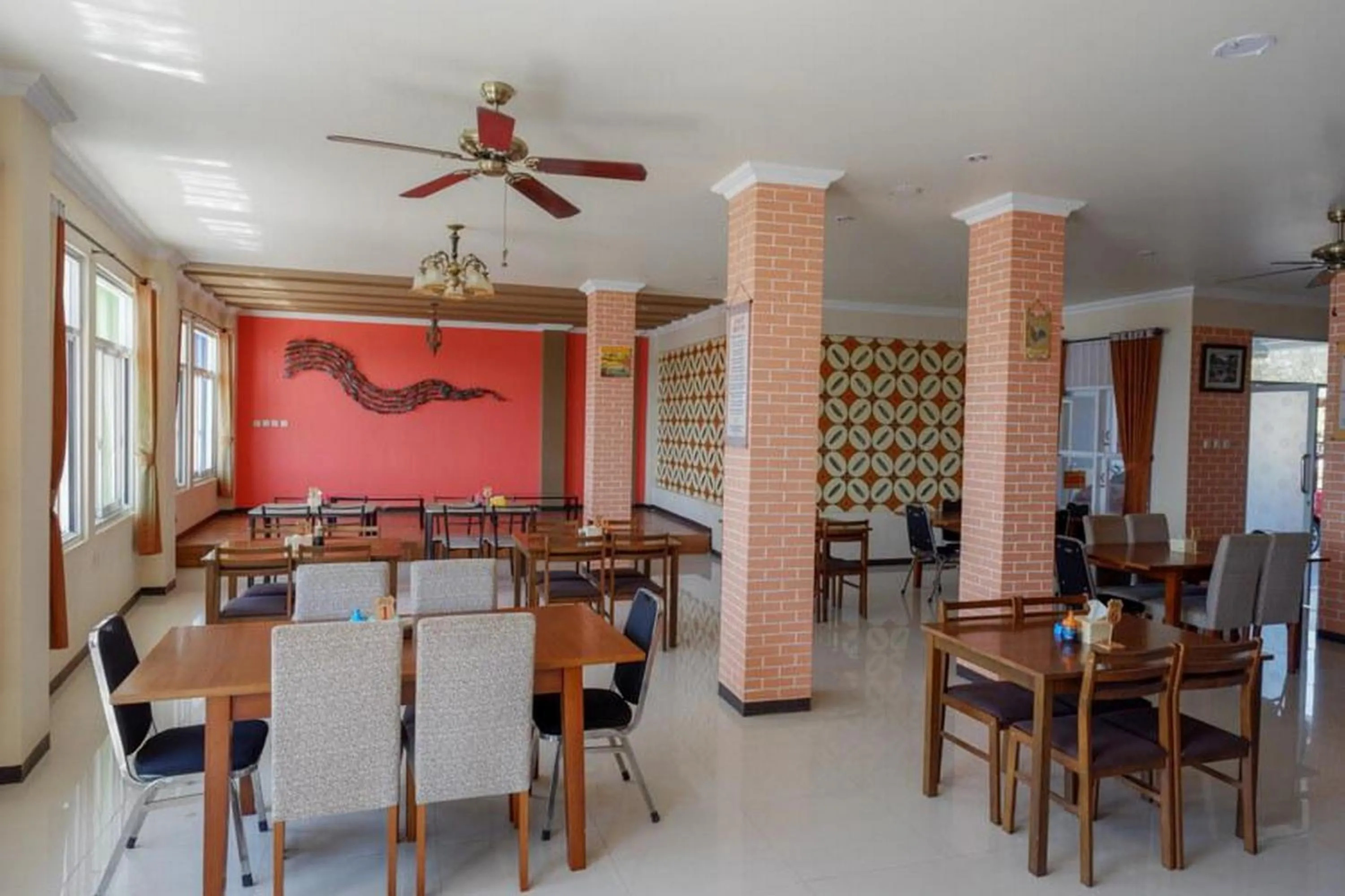 Restaurant/places to eat in RedDoorz Plus Syariah @ Hotel Boulevard Luwuk