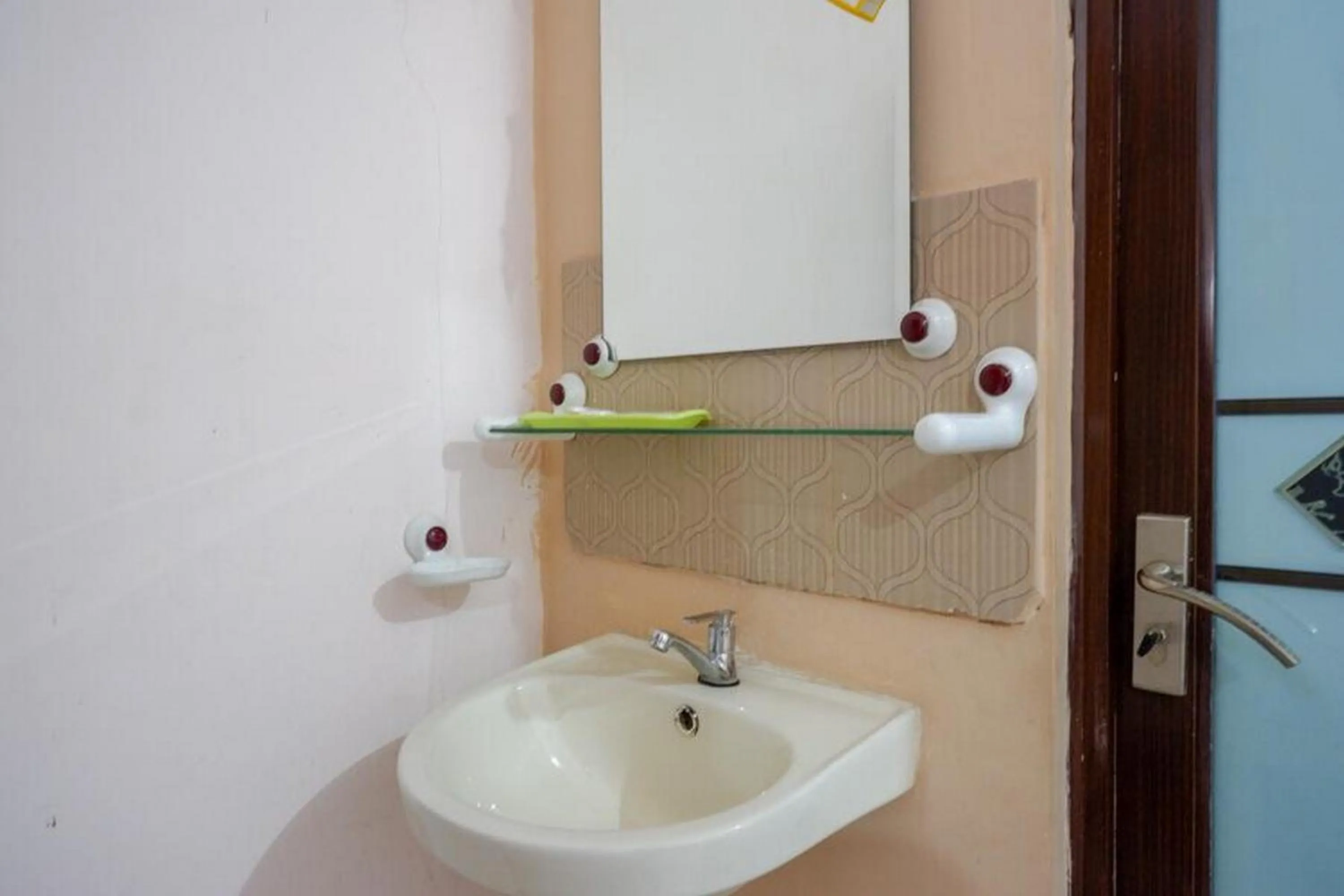 Bathroom in RedDoorz Plus Syariah @ Hotel Boulevard Luwuk