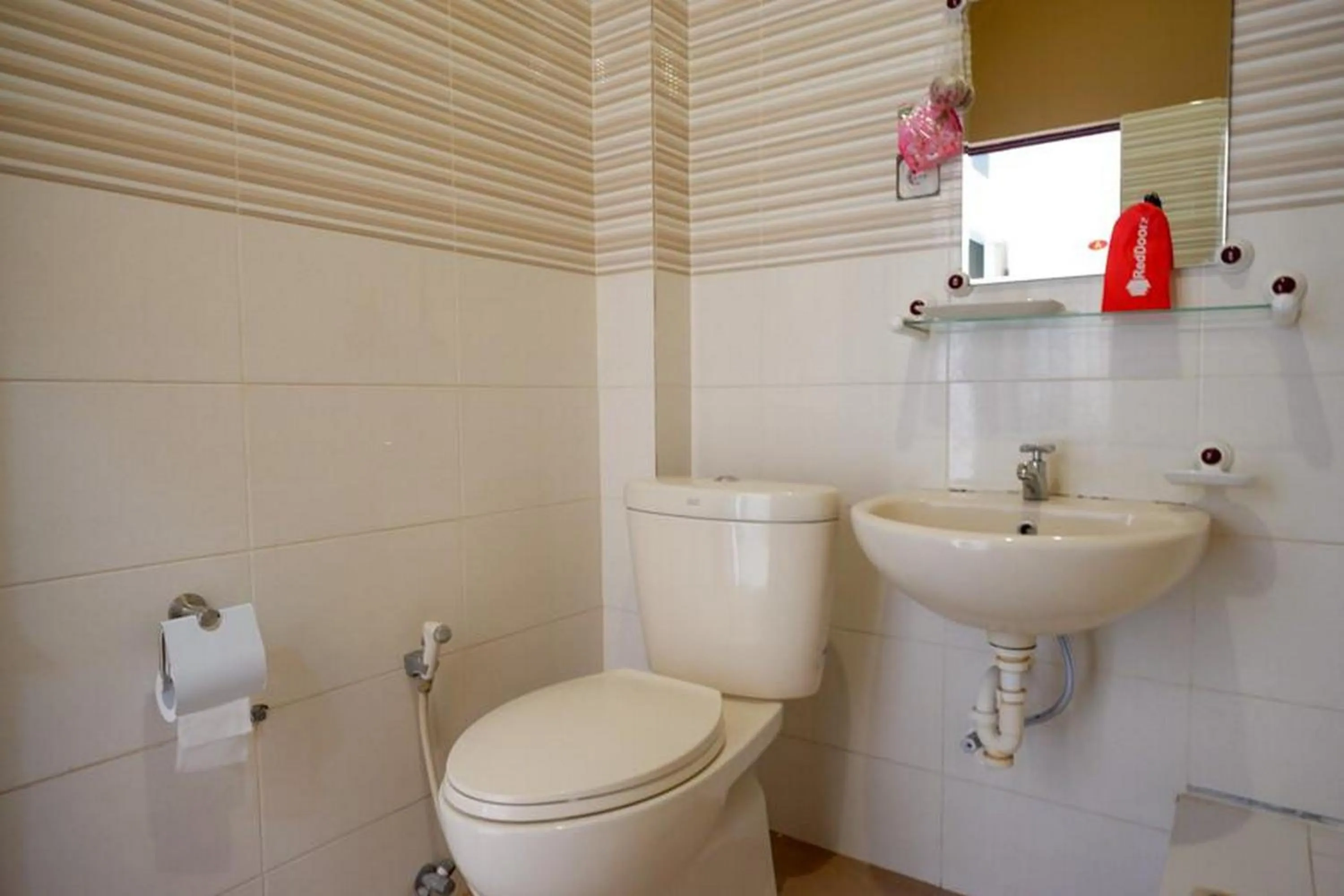 Bathroom in RedDoorz Plus Syariah @ Hotel Boulevard Luwuk