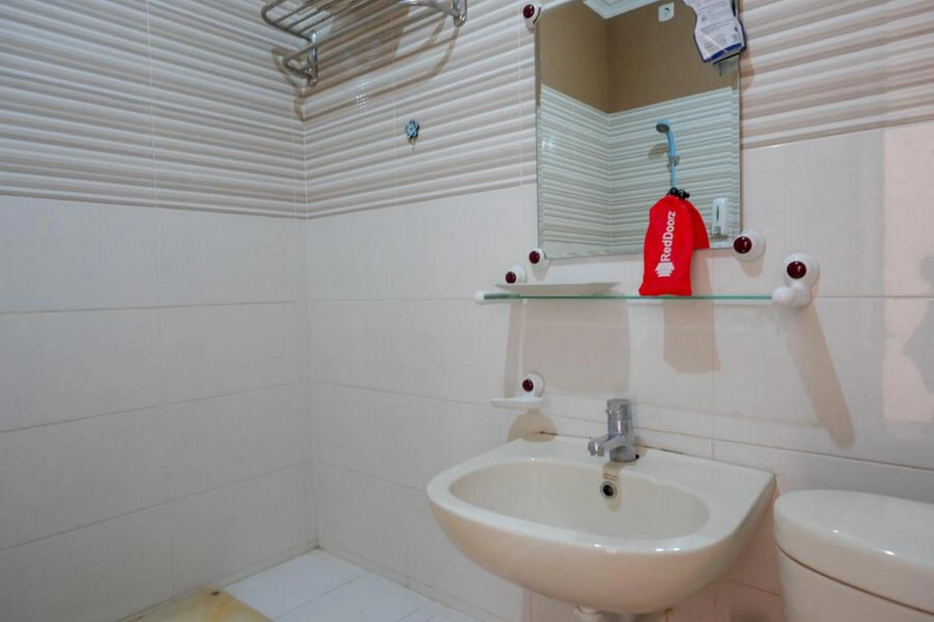 Bathroom in RedDoorz Plus Syariah @ Hotel Boulevard Luwuk