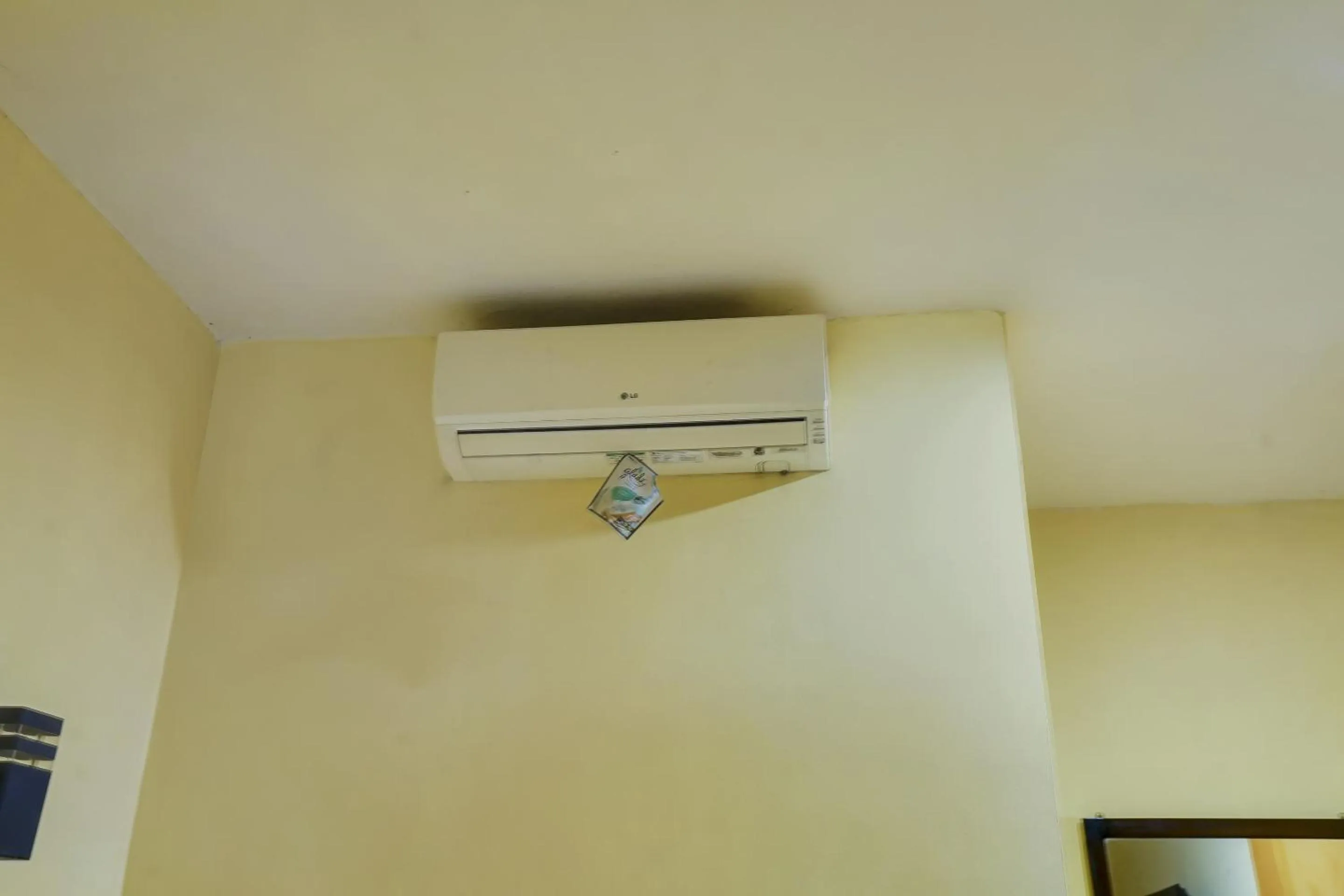 Bedroom in OYO Life 91027 Note Hotel Syariah