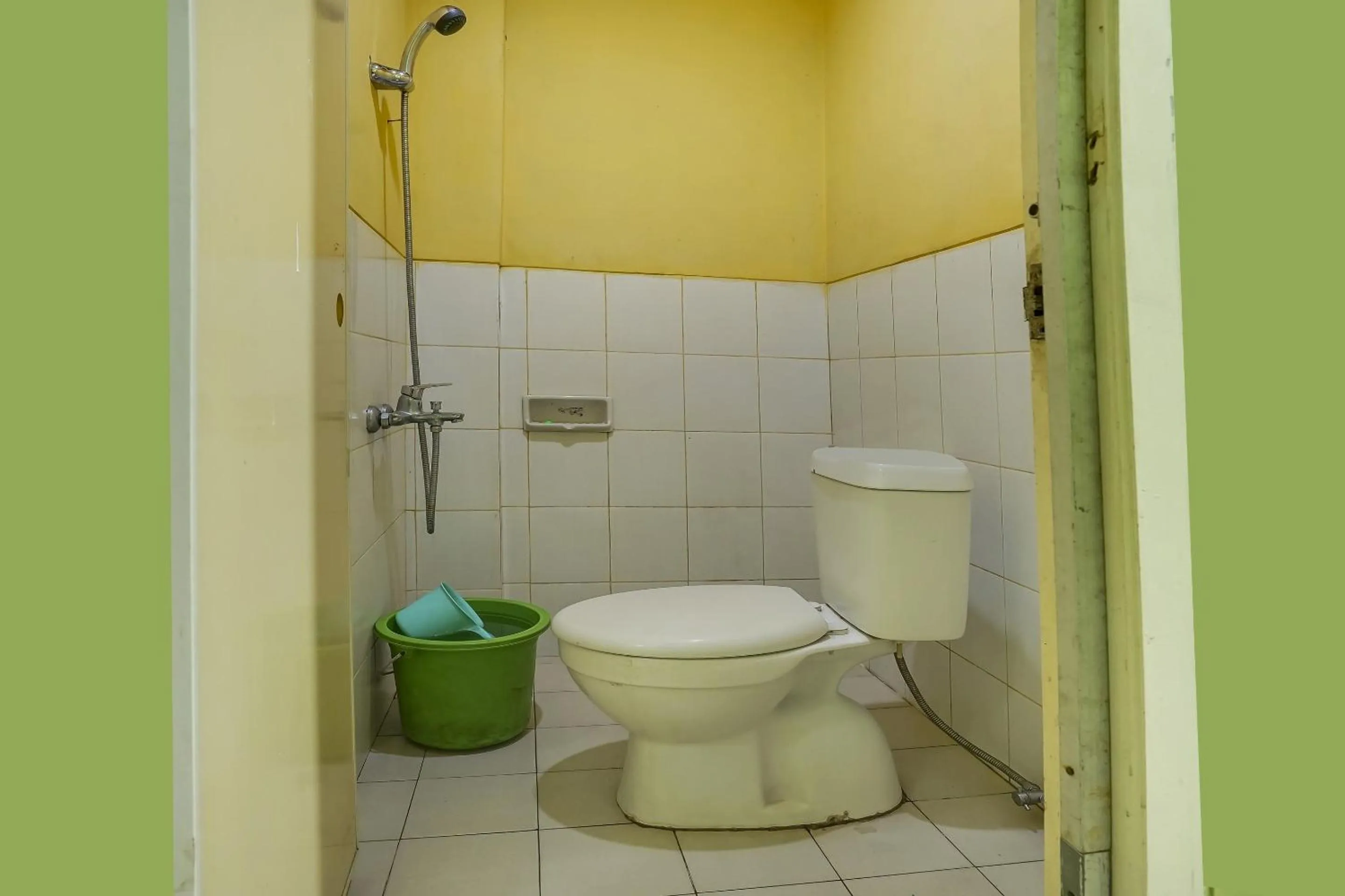 Bathroom in OYO Life 91027 Note Hotel Syariah