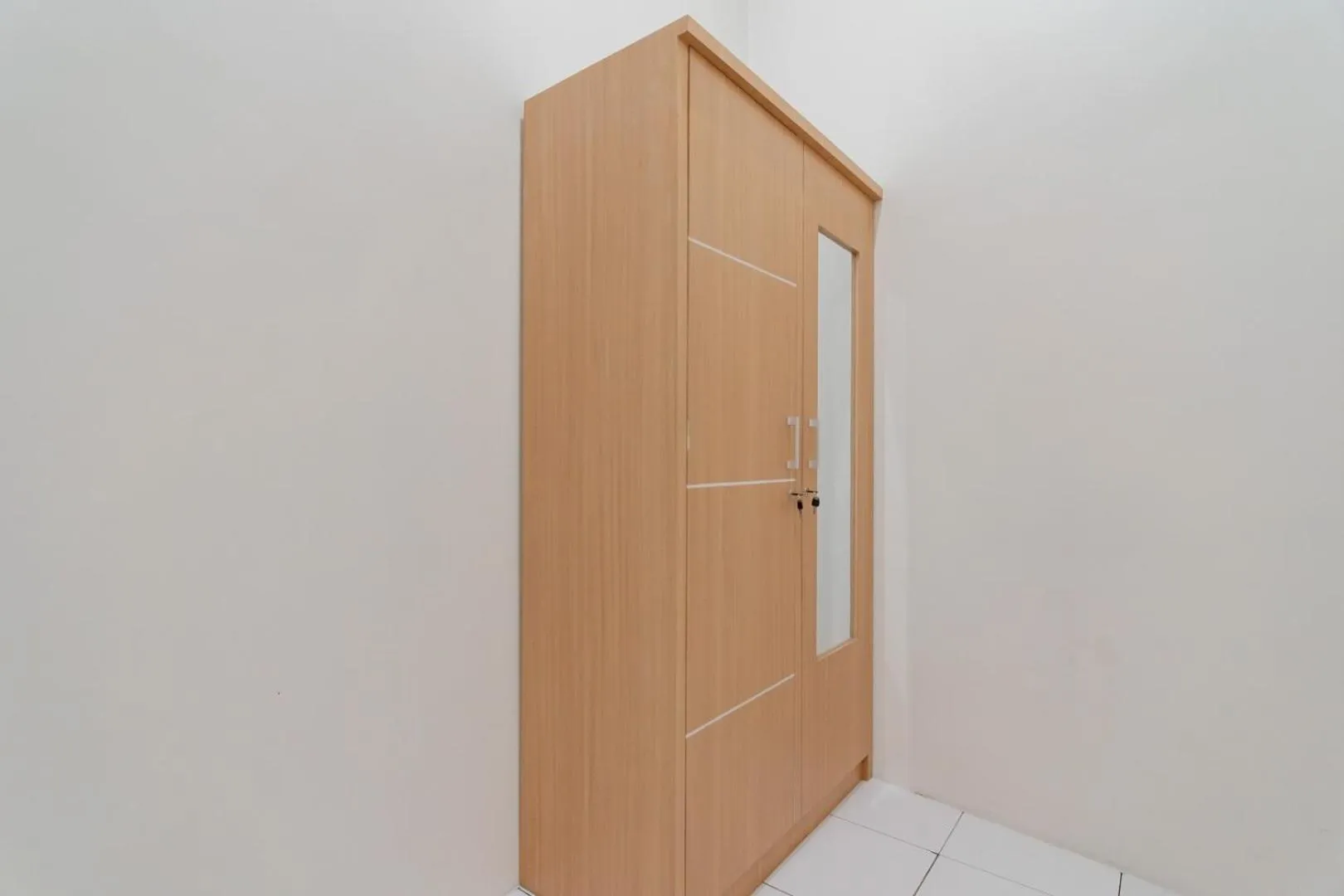 wardrobe in RedDoorz near Universitas Siliwangi Tasikmalaya