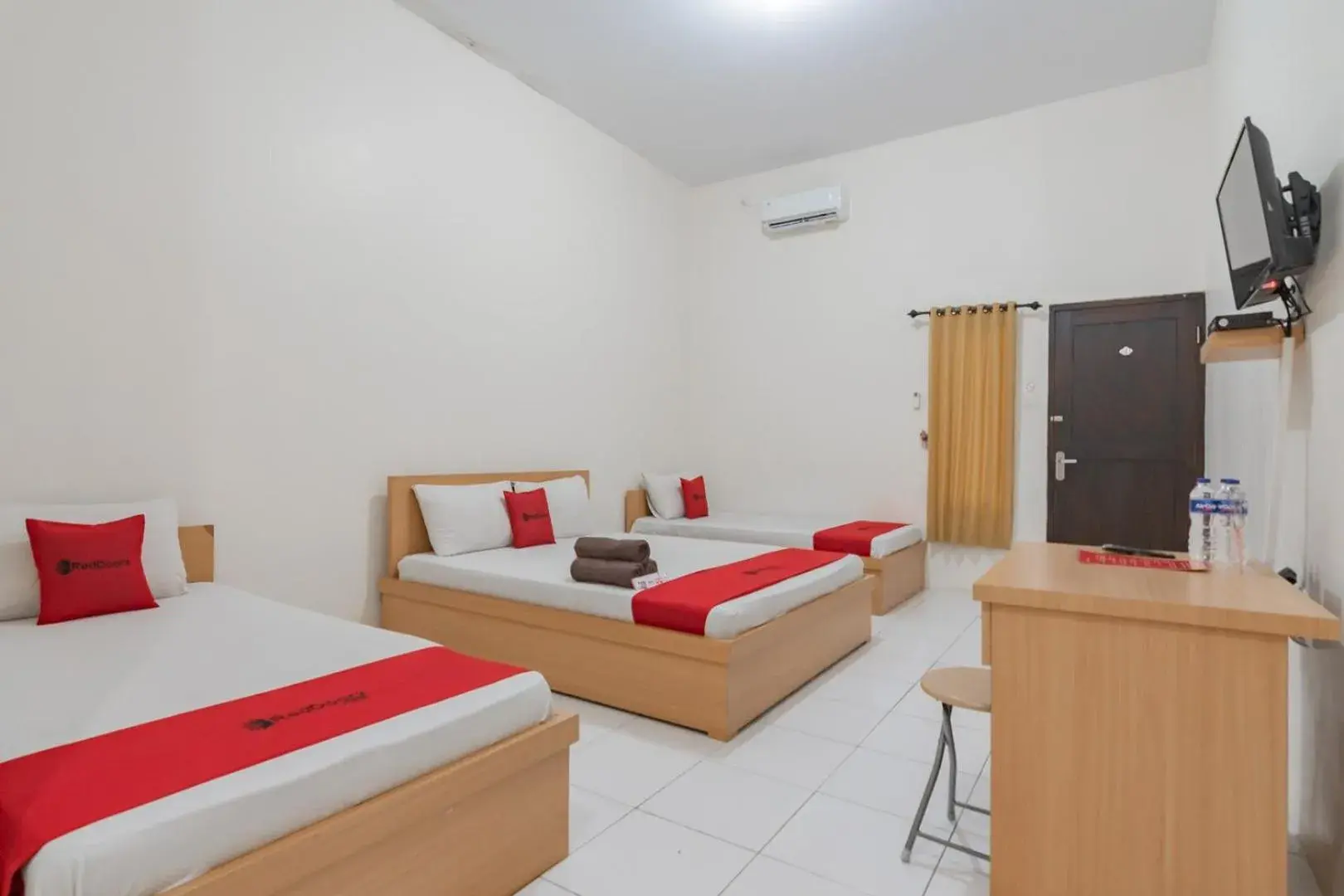Family Room in RedDoorz near Universitas Siliwangi Tasikmalaya Family Room in RedDoorz near Universitas Siliwangi Tasikmalaya