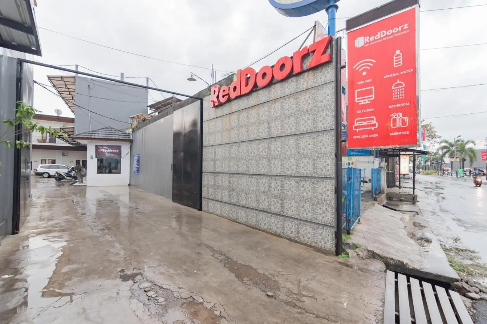 Property logo or sign in RedDoorz near Universitas Siliwangi Tasikmalaya