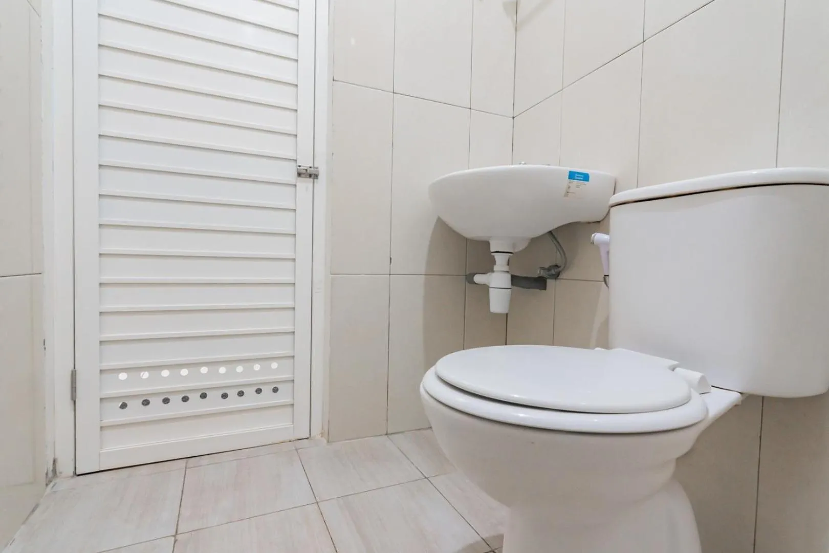 Bathroom in RedDoorz near Universitas Siliwangi Tasikmalaya