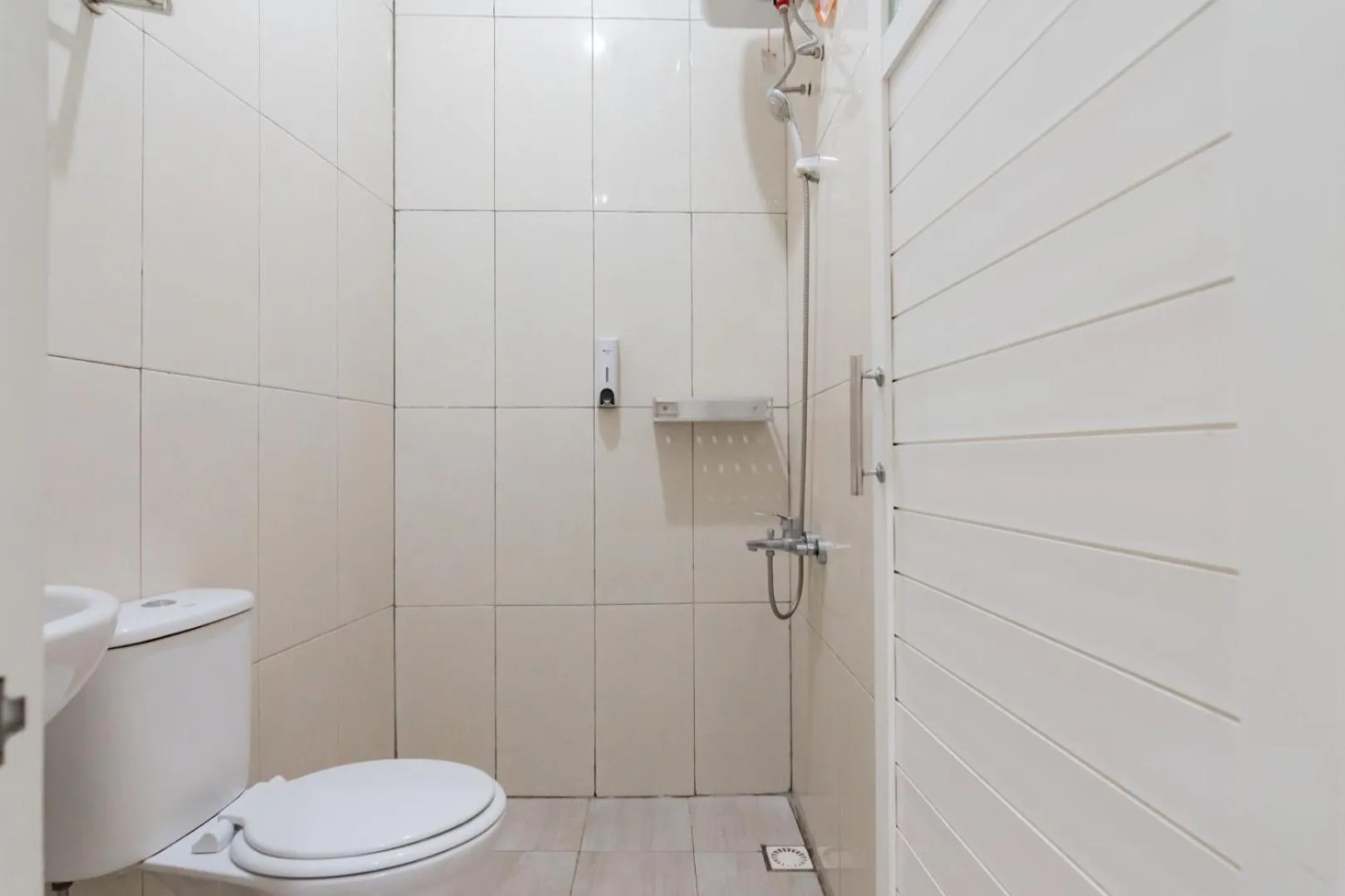 Bathroom in RedDoorz near Universitas Siliwangi Tasikmalaya