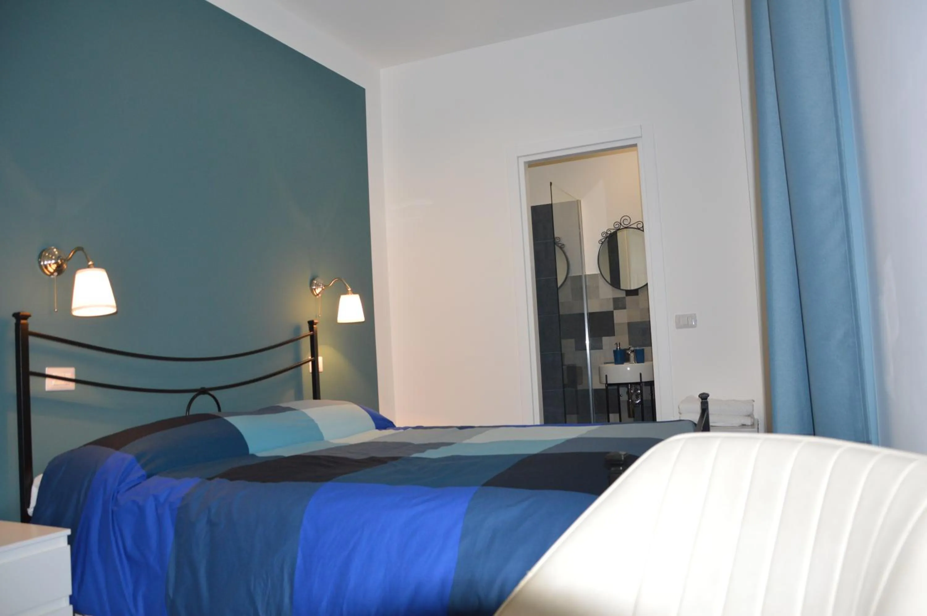 Photo of the whole room, Bed in B&B Giardino Bellini-centro