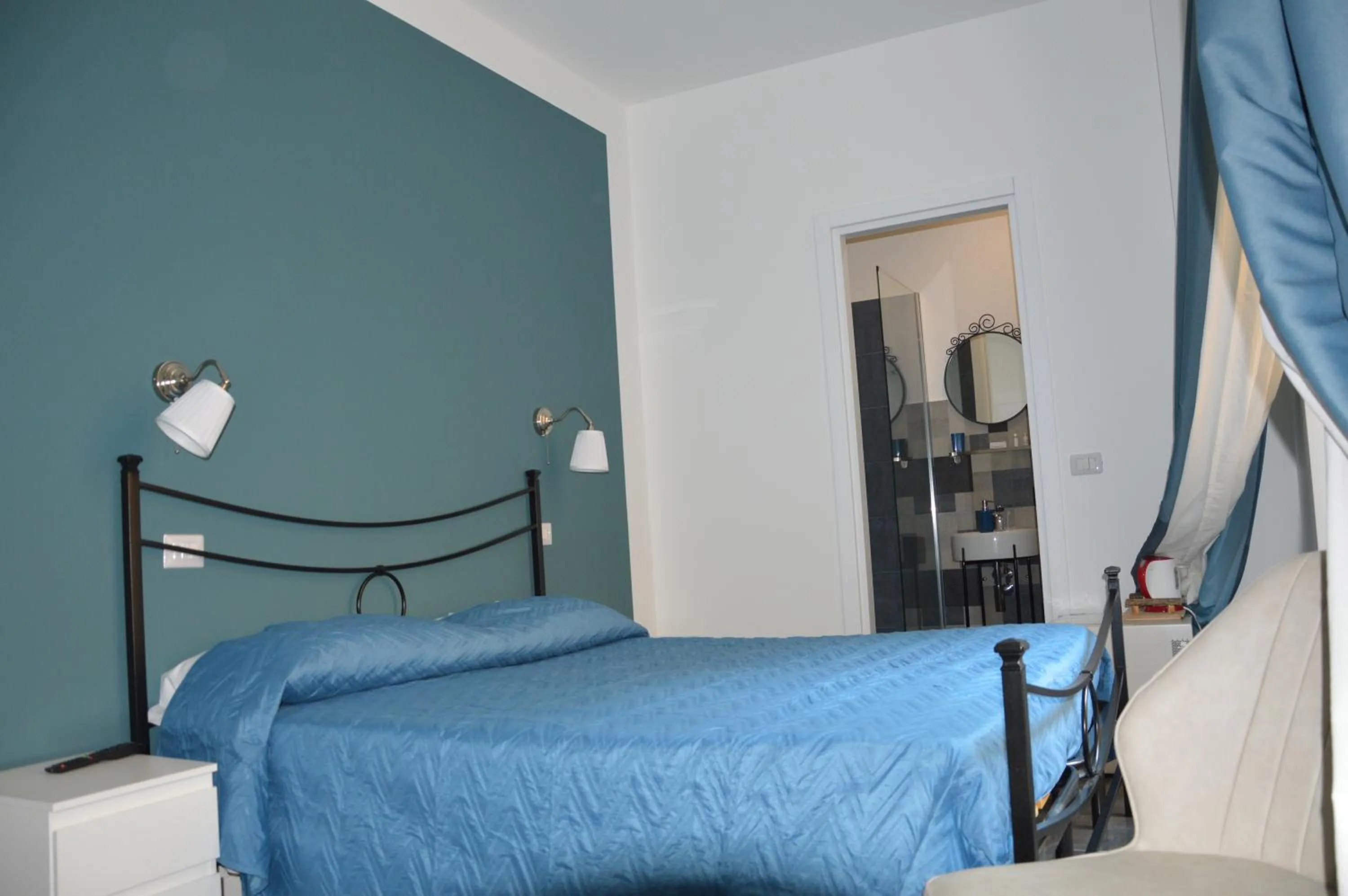 Photo of the whole room, Bed in B&B Giardino Bellini-centro