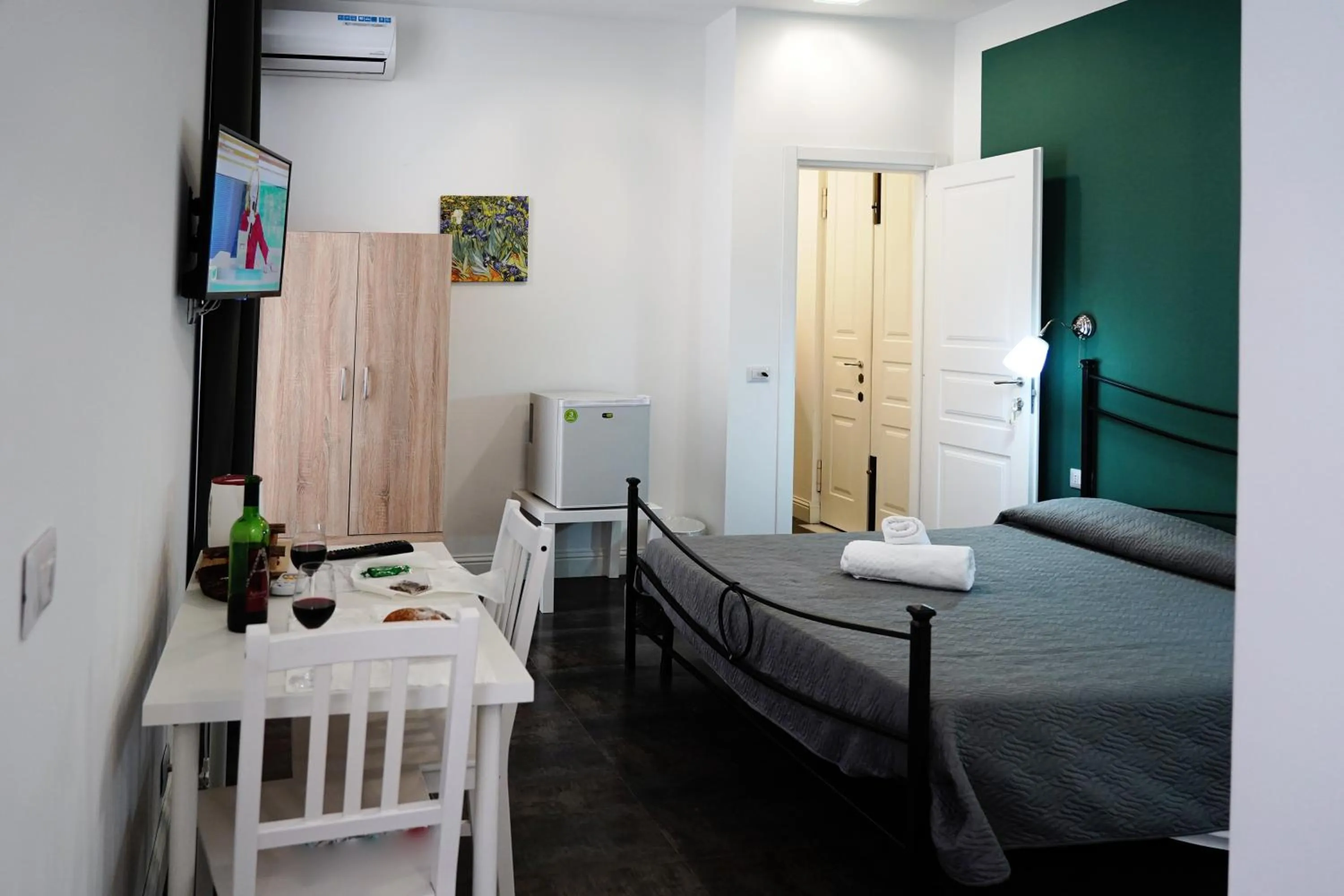 Photo of the whole room, Bed in B&B Giardino Bellini-centro