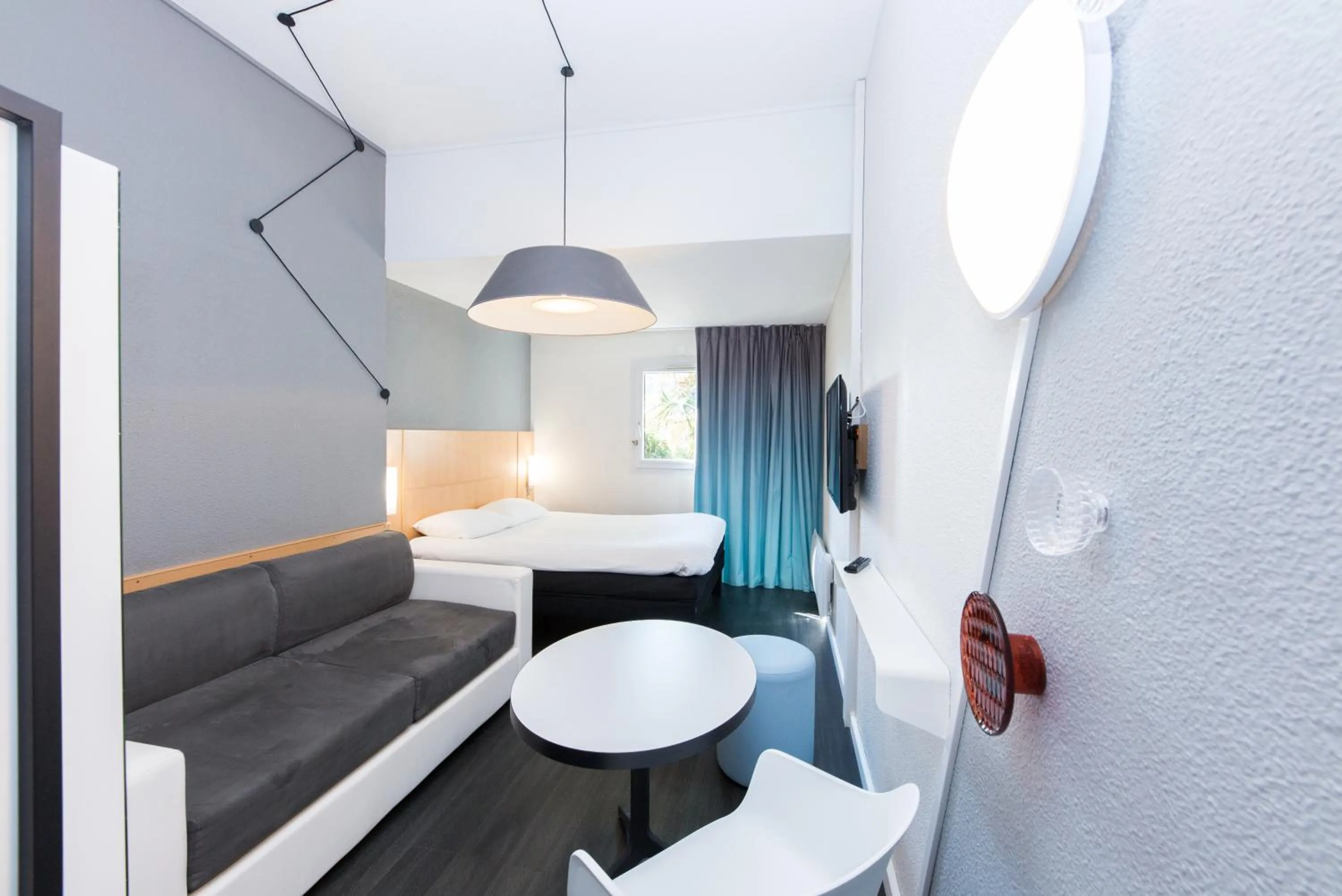 Photo of the whole room, Bed in ibis Sisteron