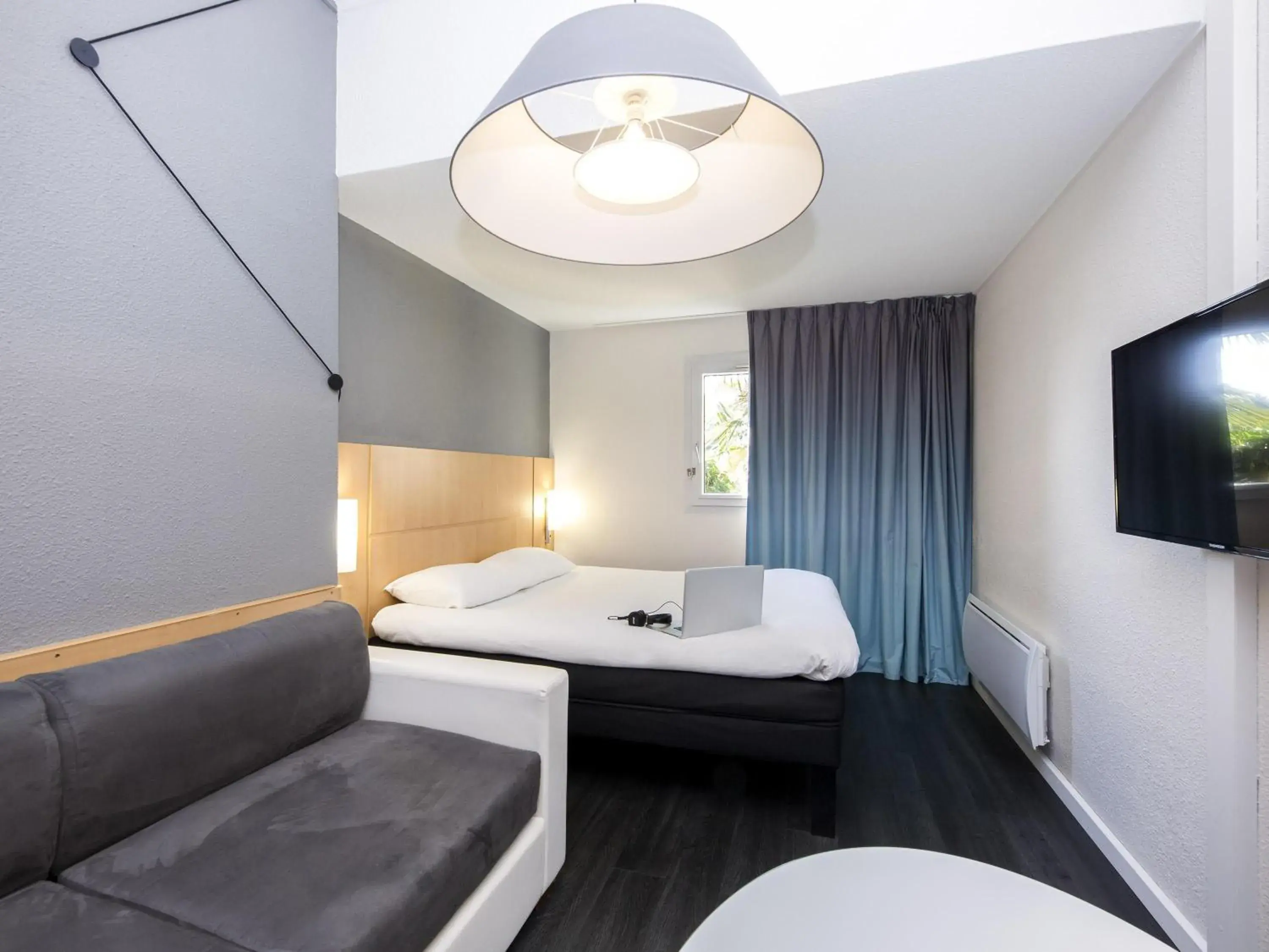 Standard Room with One Double Bed and Two Single Beds in ibis Sisteron Standard Room with One Double Bed and Two Single Beds in ibis Sisteron