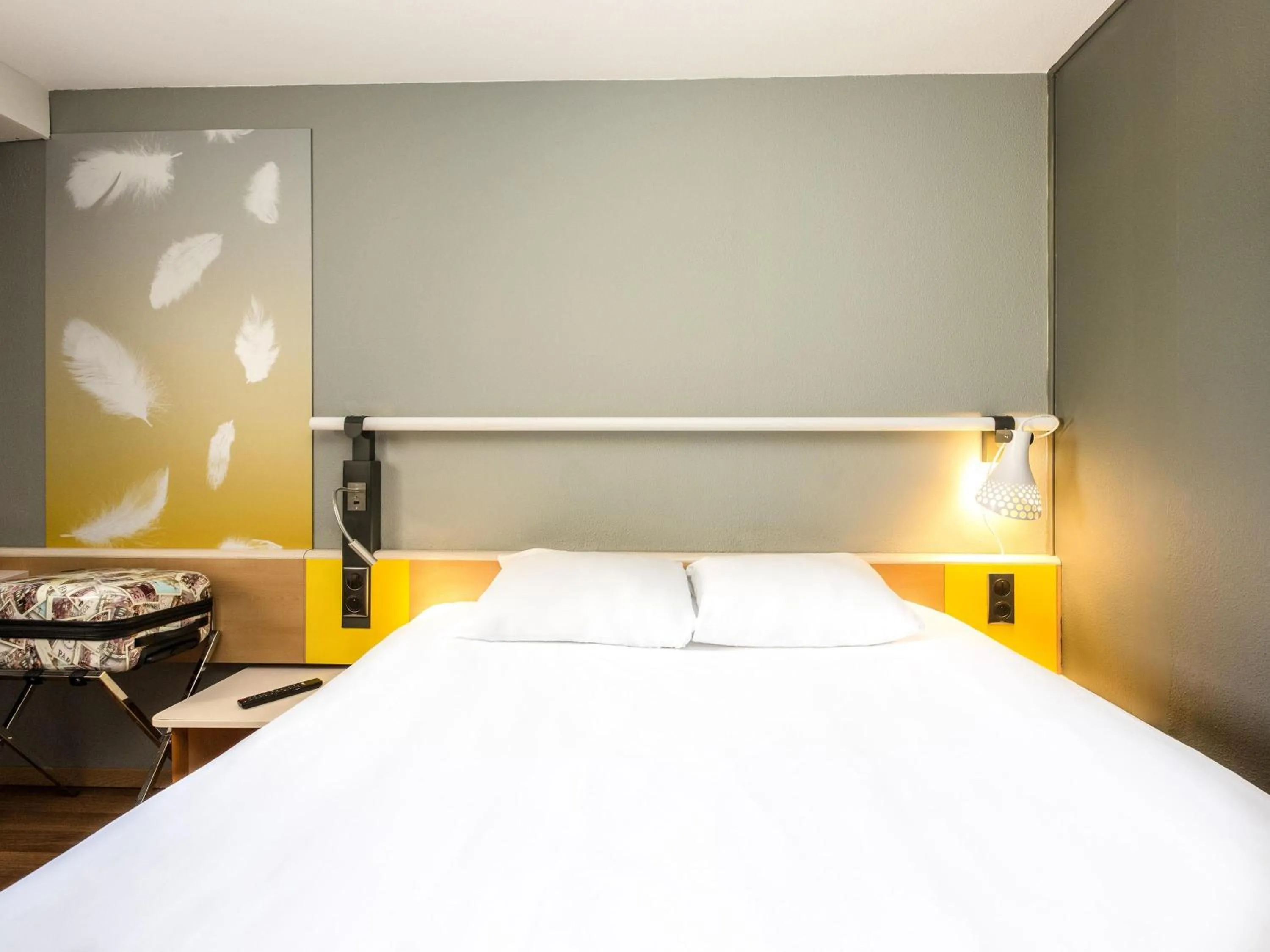 Bedroom, Bed in ibis Sisteron