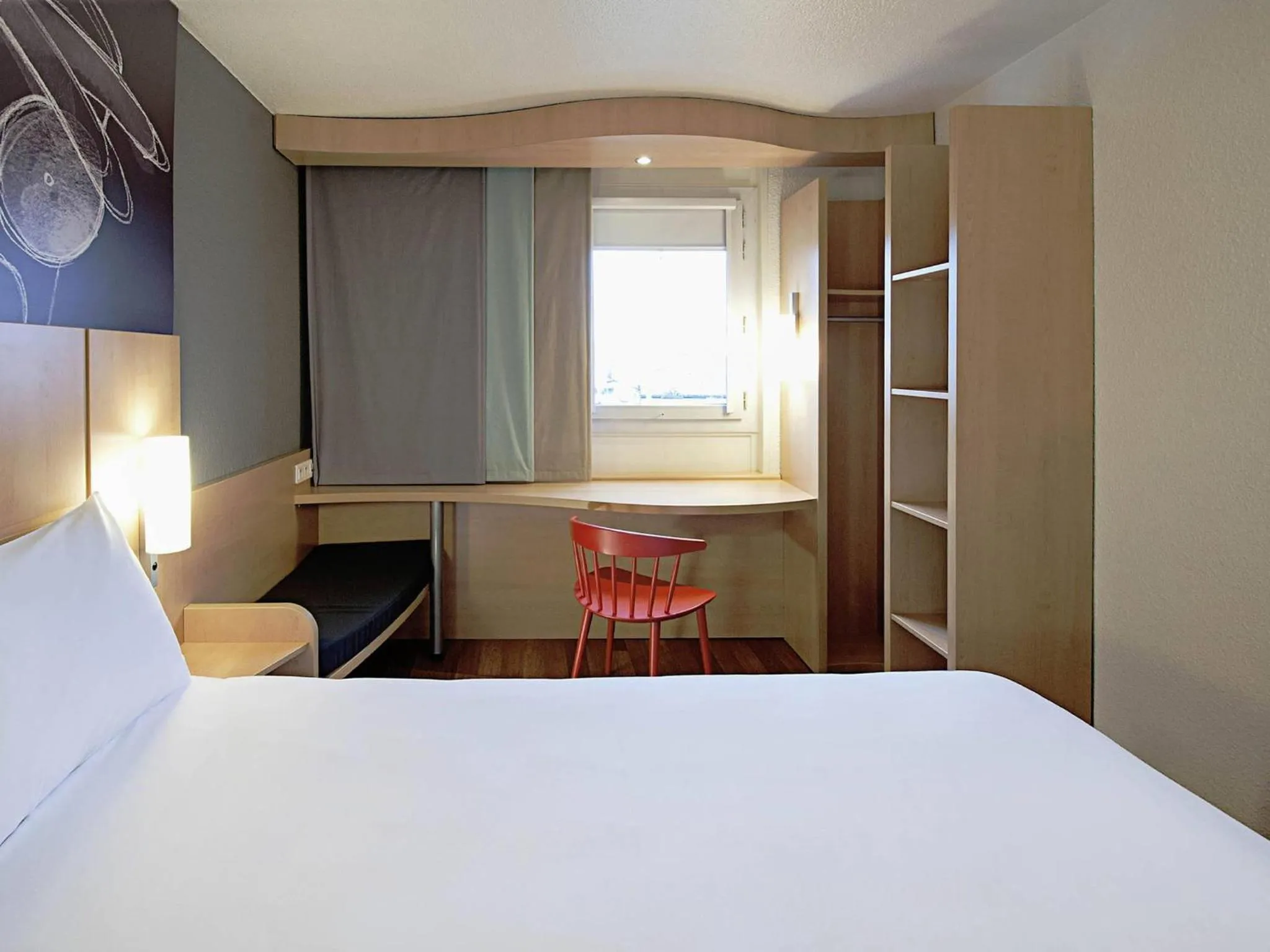 Property building, Bed in ibis Sisteron