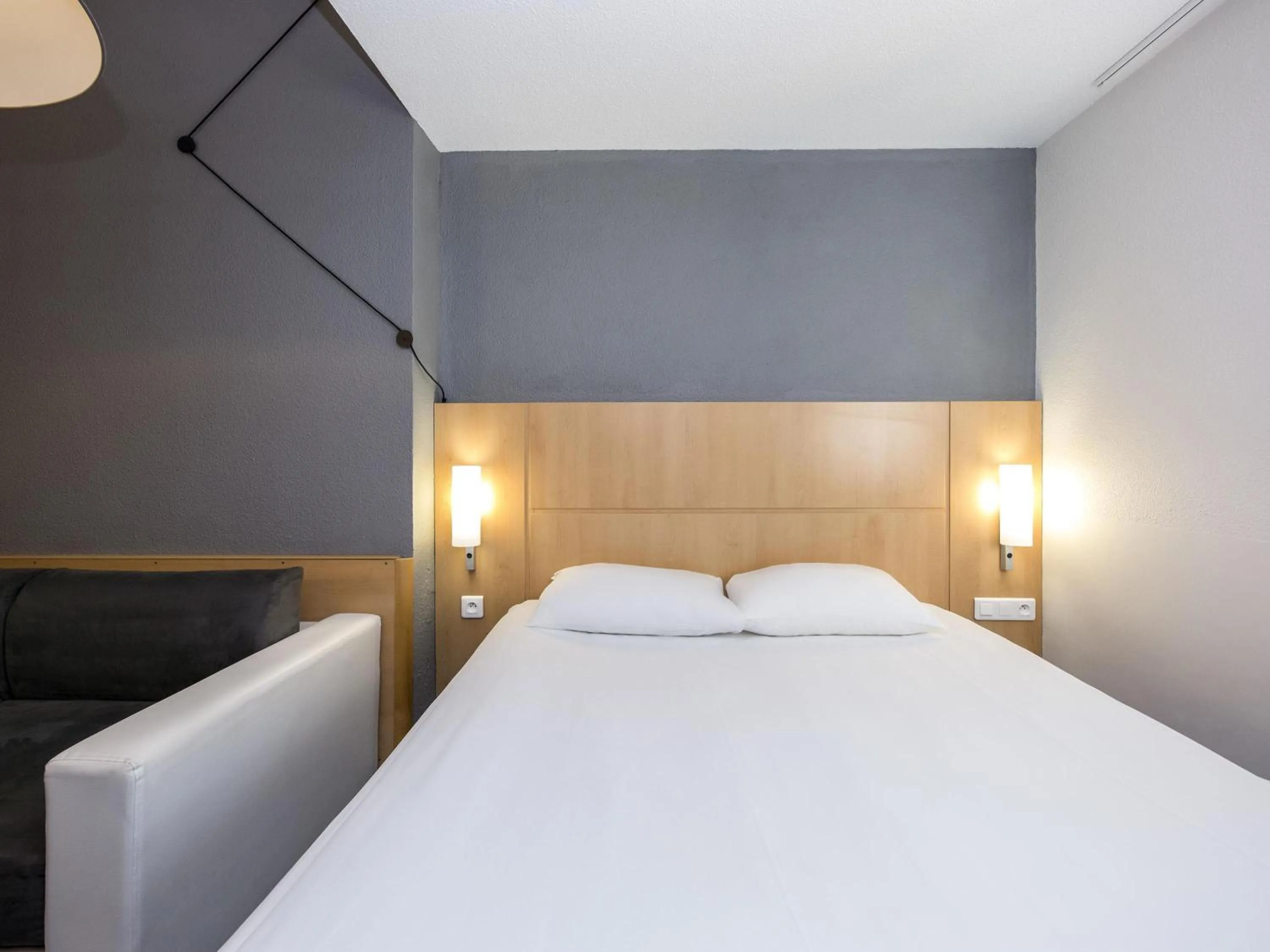 Bedroom, Bed in ibis Sisteron