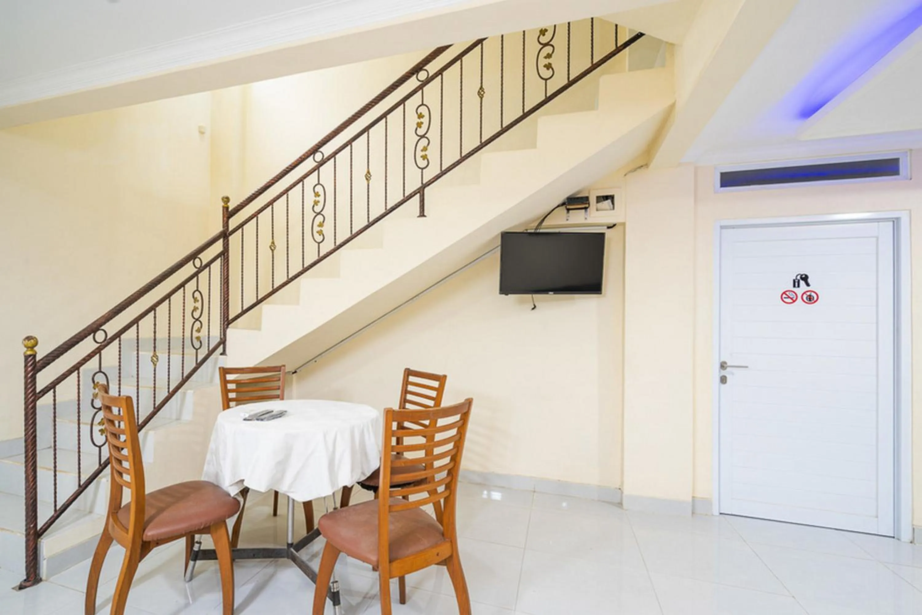 Seating area in RedDoorz Syariah near Exit Toll Ciawi