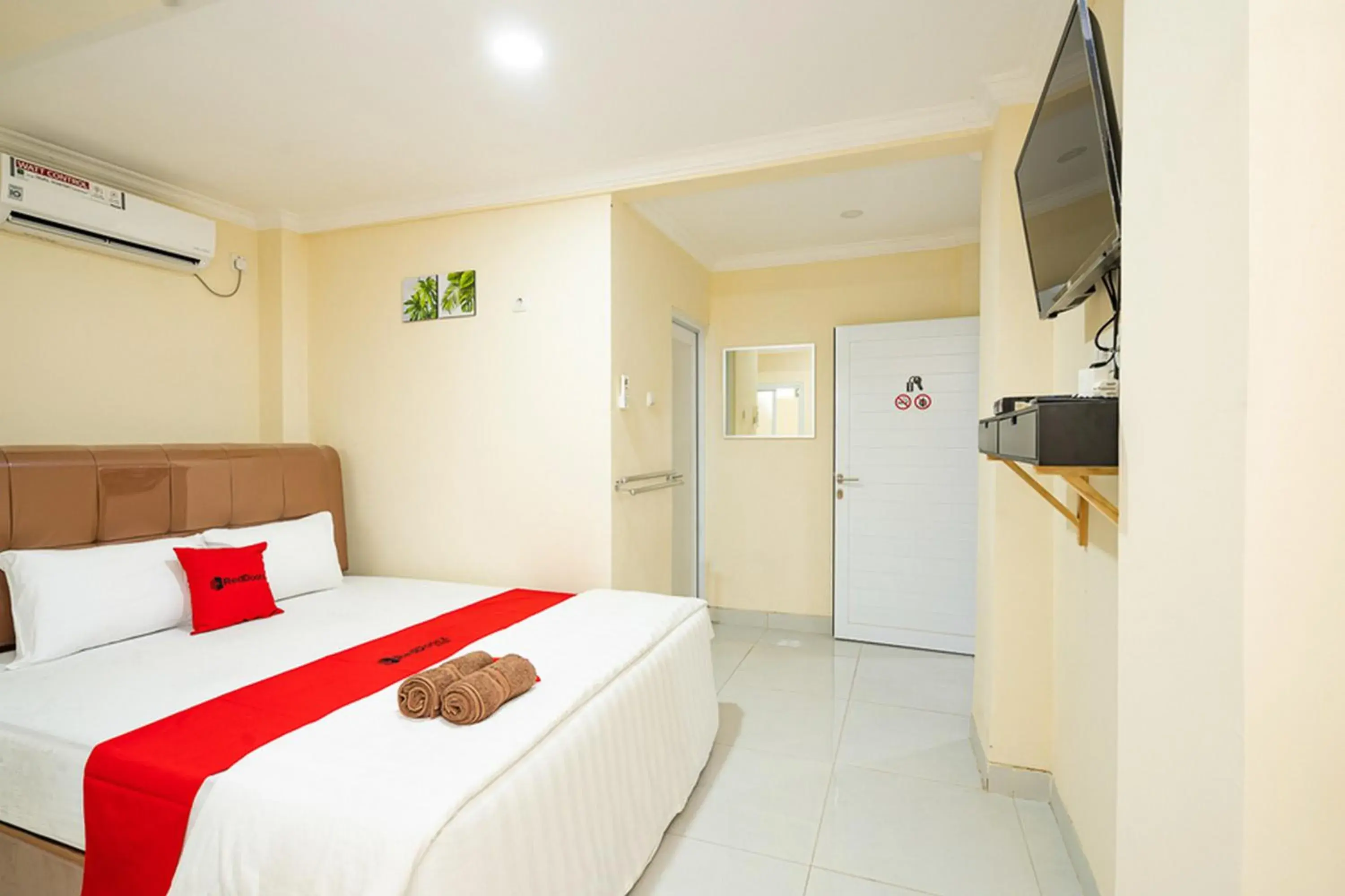 Deluxe Room in RedDoorz Syariah near Exit Toll Ciawi Deluxe Room in RedDoorz Syariah near Exit Toll Ciawi