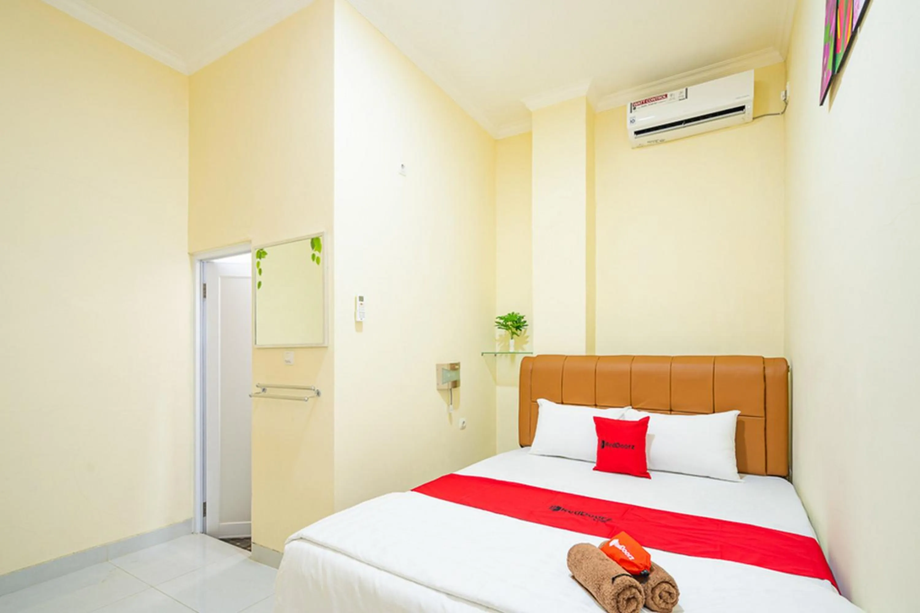 Bedroom, Bed in RedDoorz Syariah near Exit Toll Ciawi