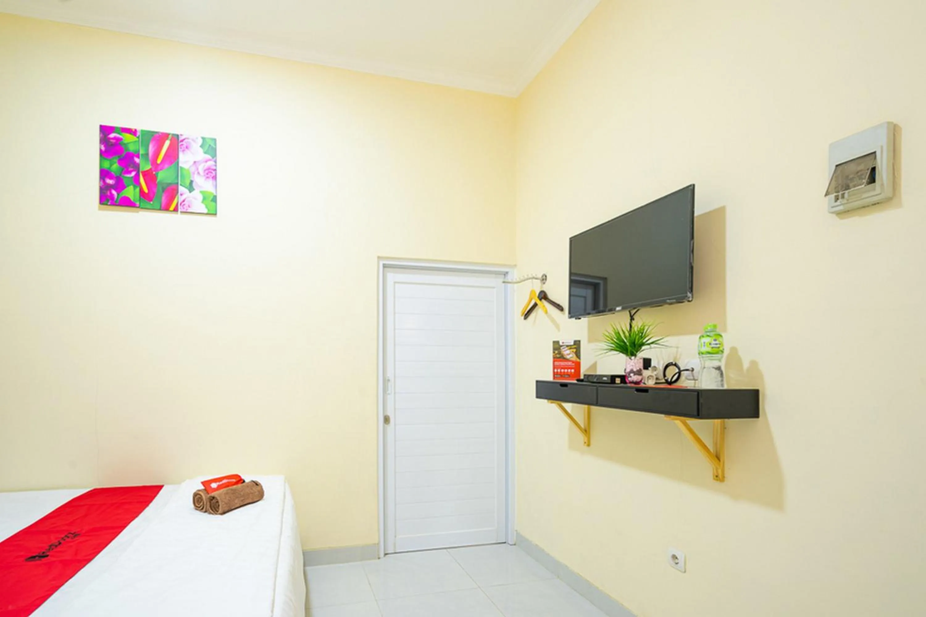 TV and multimedia, Bed in RedDoorz Syariah near Exit Toll Ciawi