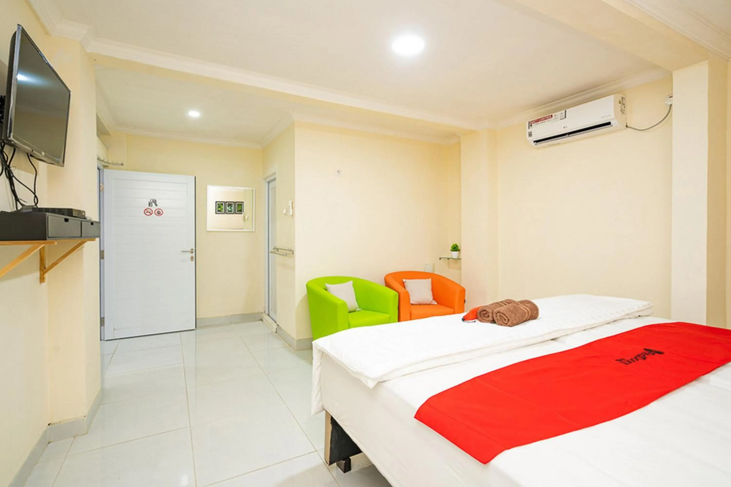 Bedroom, Bed in RedDoorz Syariah near Exit Toll Ciawi