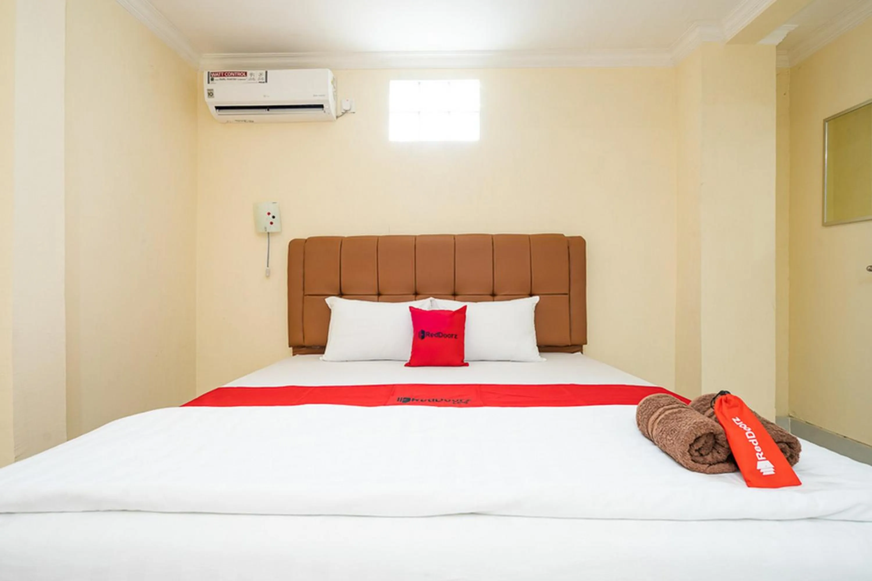 Bedroom, Bed in RedDoorz Syariah near Exit Toll Ciawi