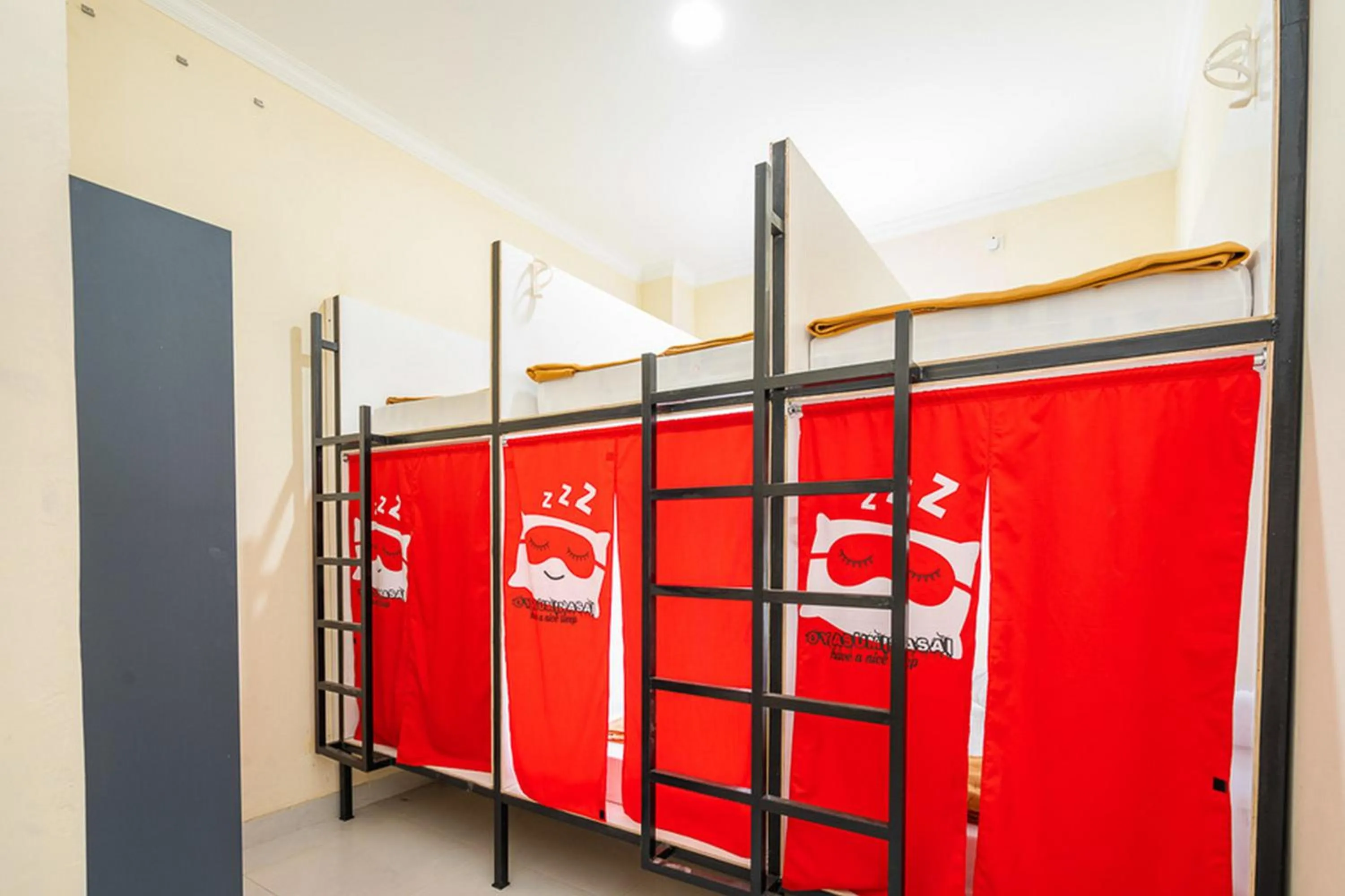 Bedroom in RedDoorz Syariah near Exit Toll Ciawi