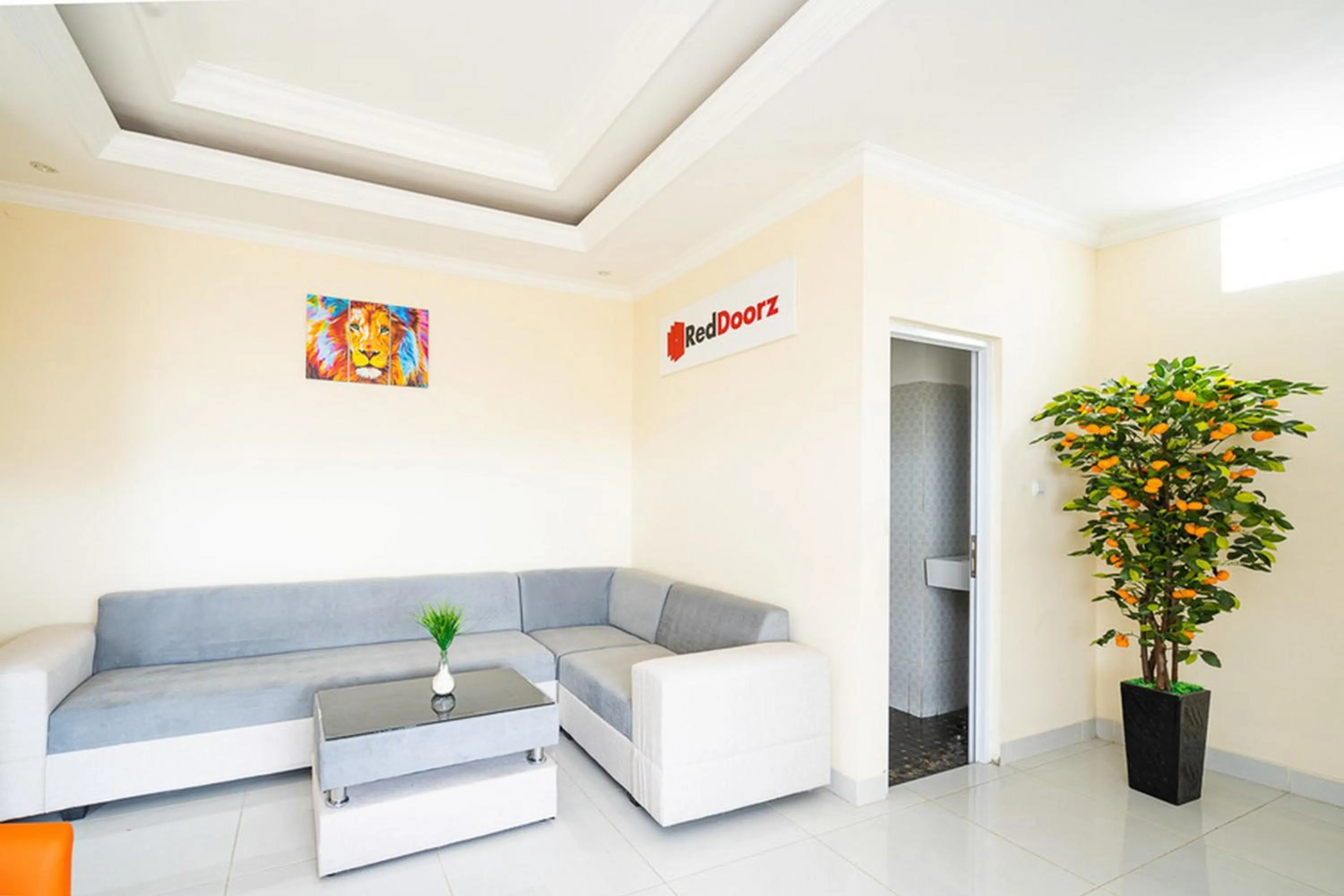 Lobby or reception in RedDoorz Syariah near Exit Toll Ciawi