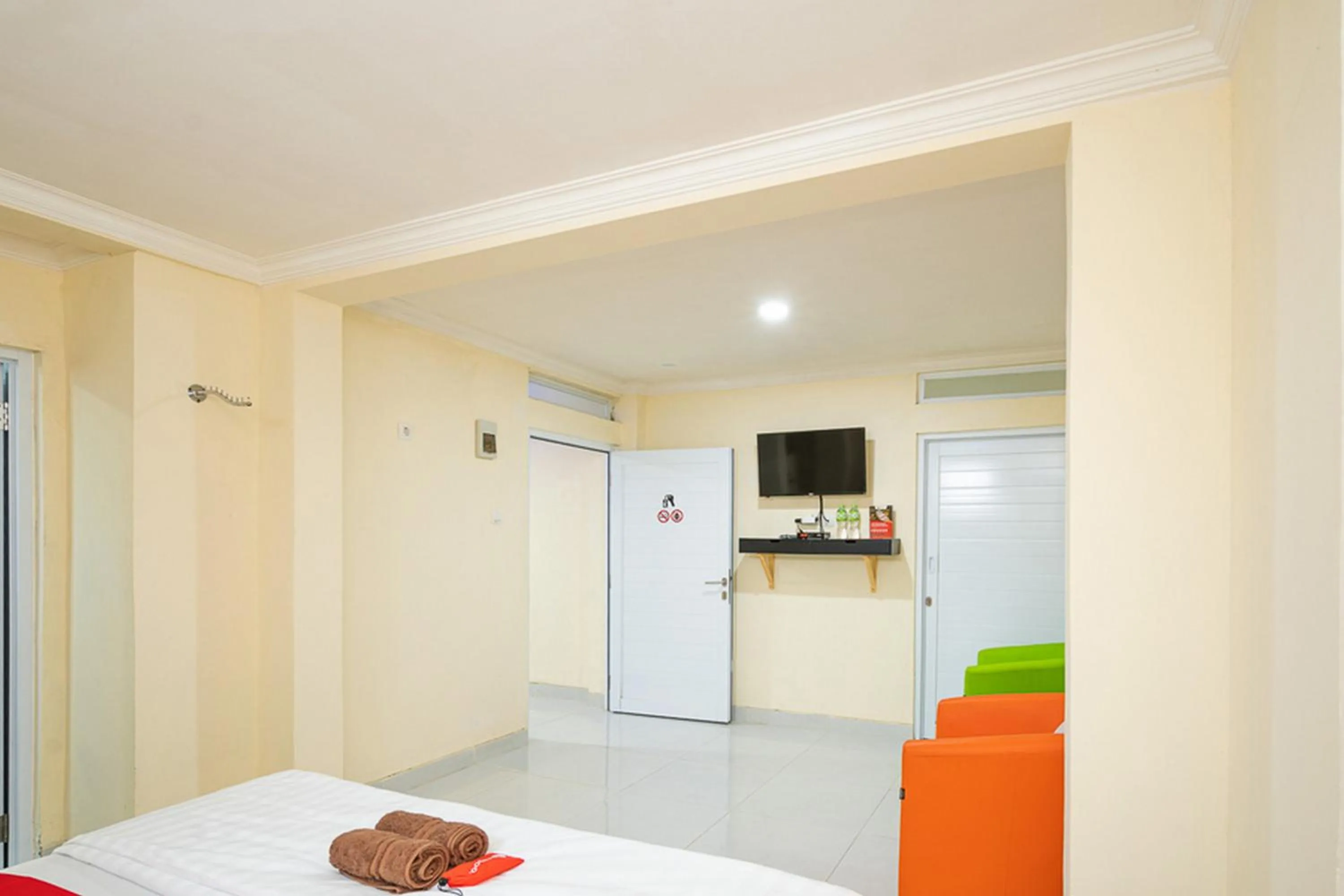 Bedroom, Bed in RedDoorz Syariah near Exit Toll Ciawi