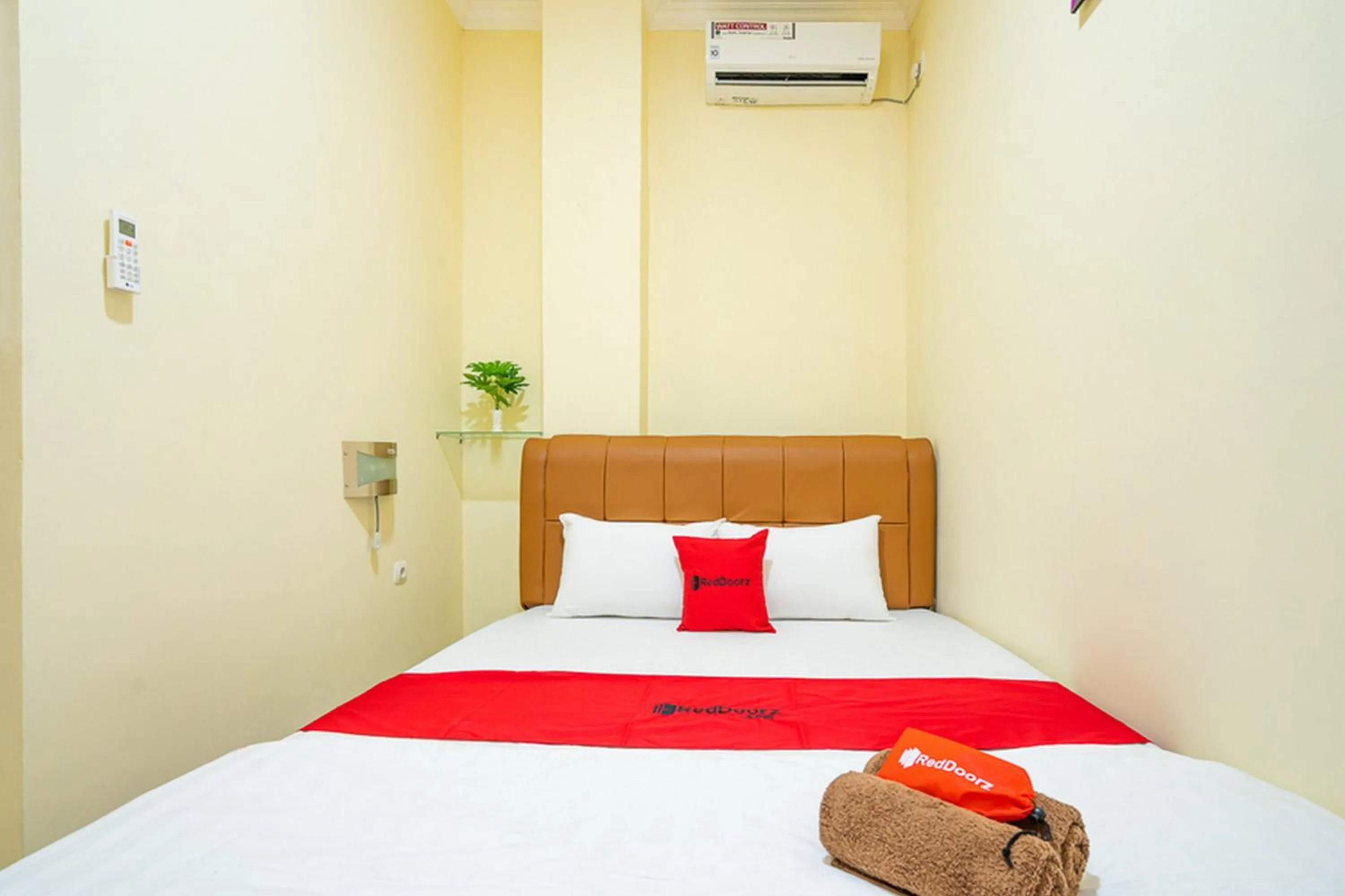 Bedroom, Bed in RedDoorz Syariah near Exit Toll Ciawi