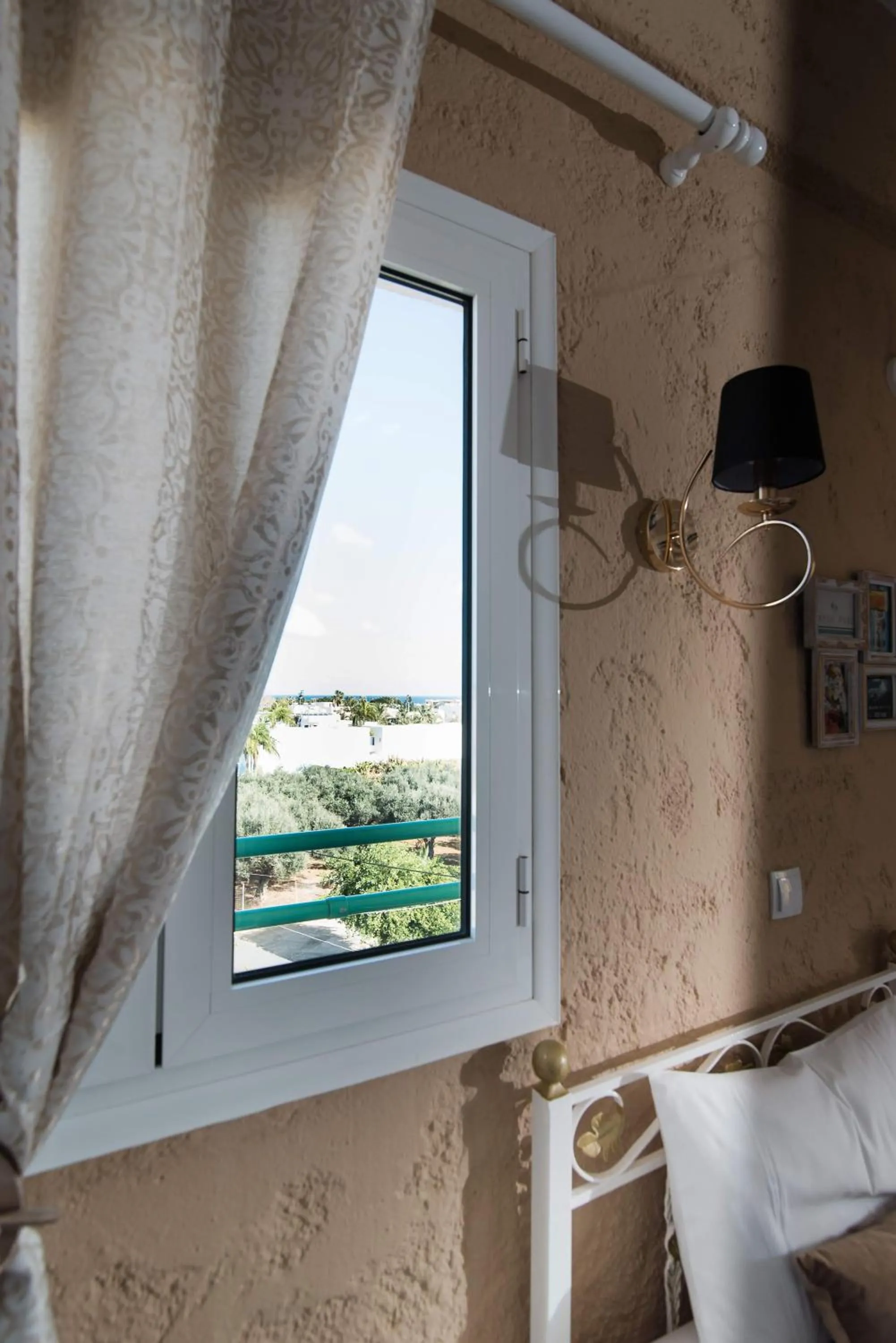 Garden view, Bed in Oasis Studios