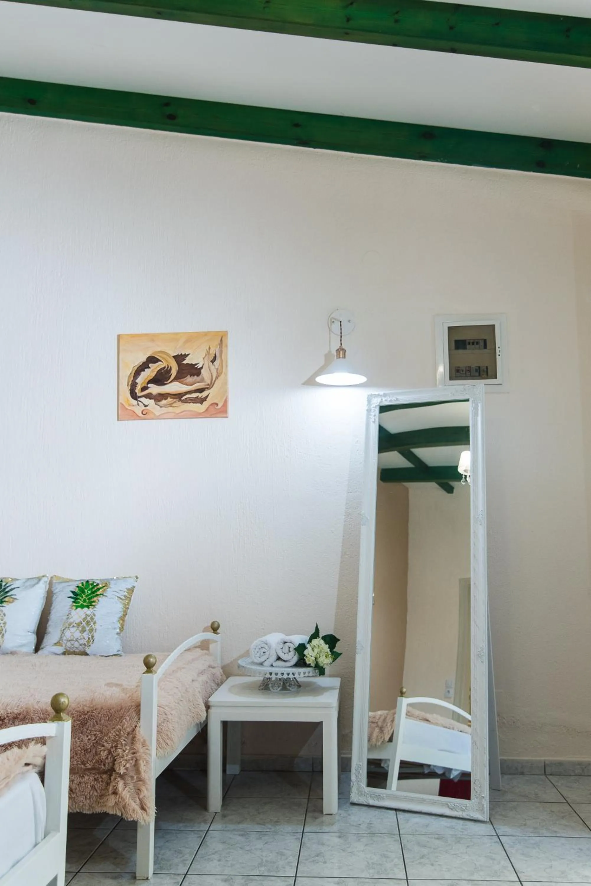 Seating area, Bed in Oasis Studios