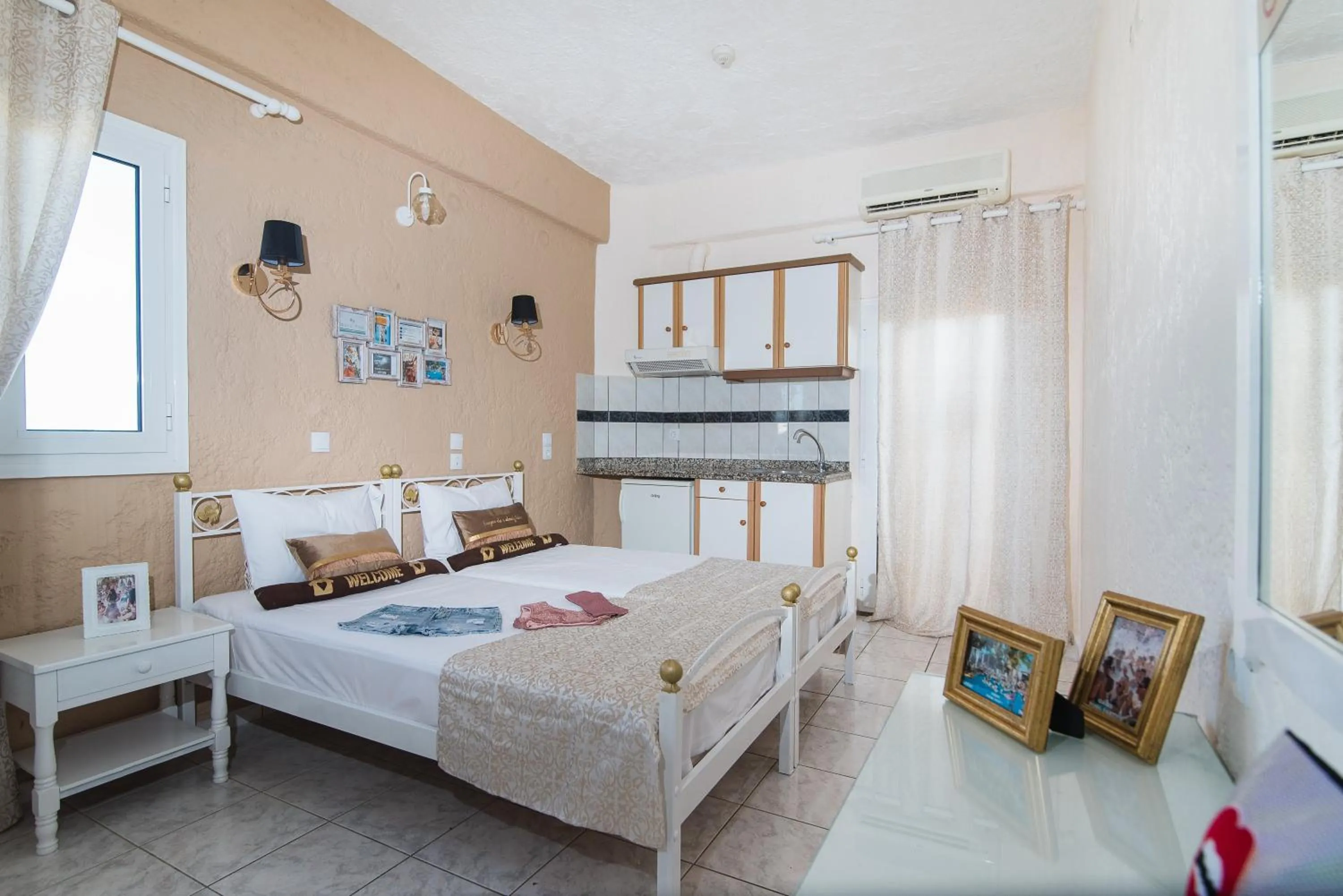 Photo of the whole room, Bed in Oasis Studios