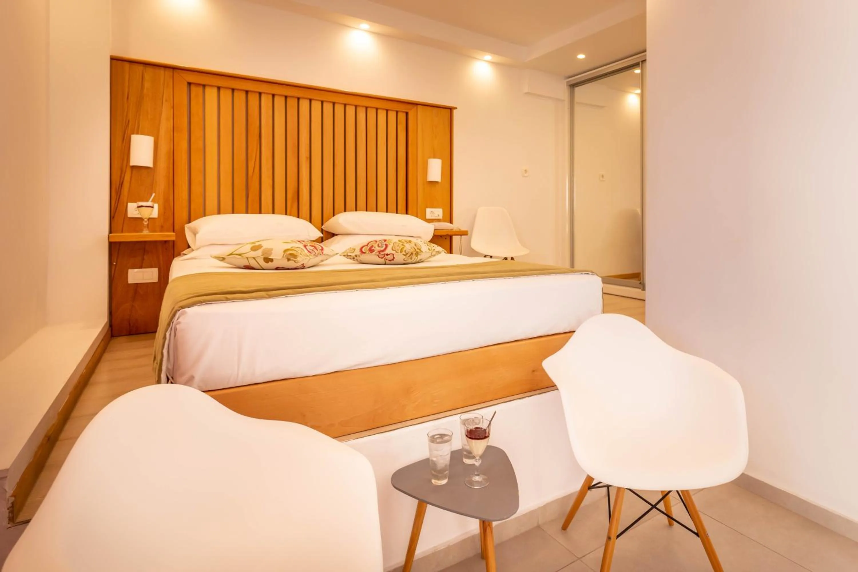 Bed in MAR n MAR CROWN HOTEL-SUITES