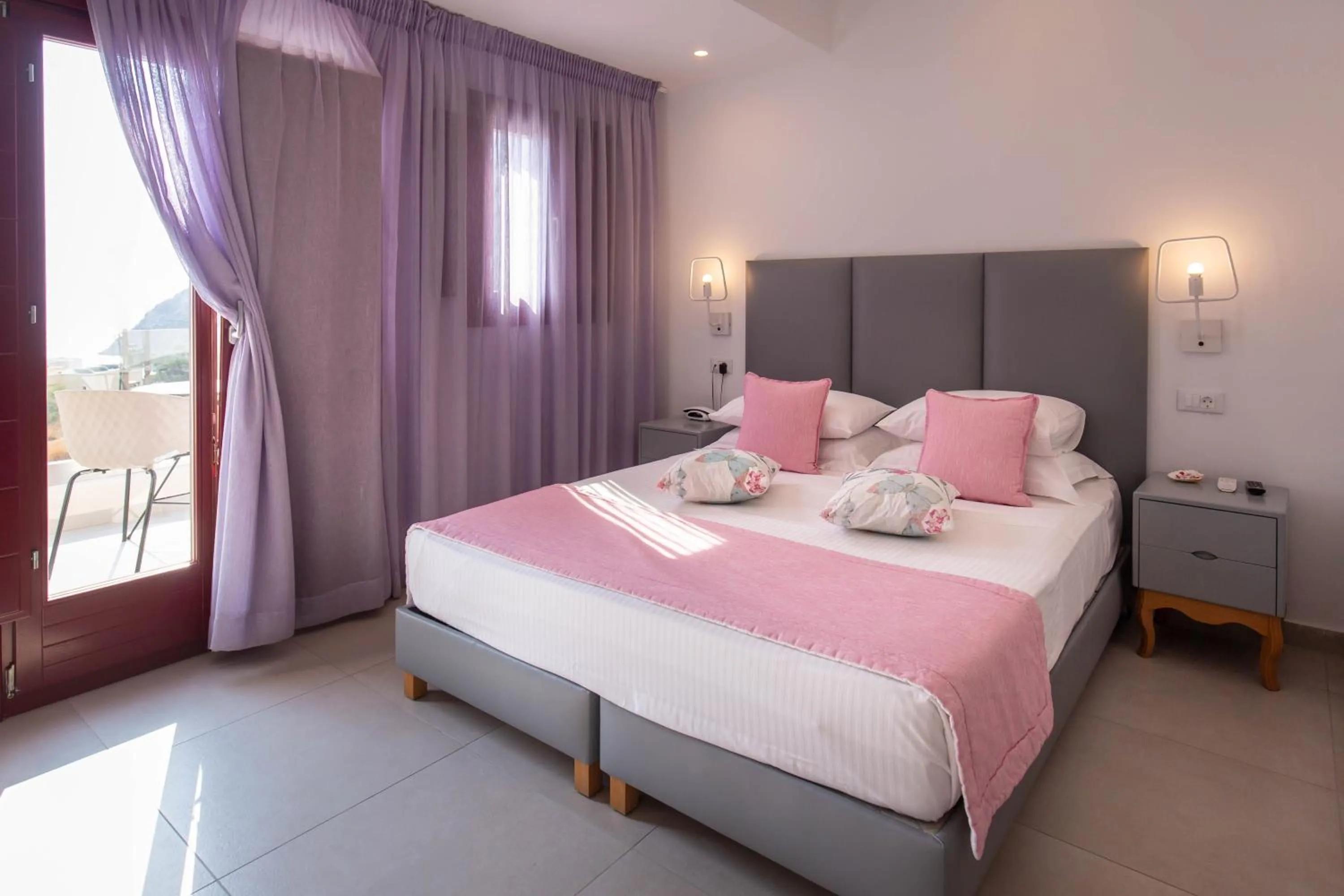 Bed in MAR n MAR CROWN HOTEL-SUITES