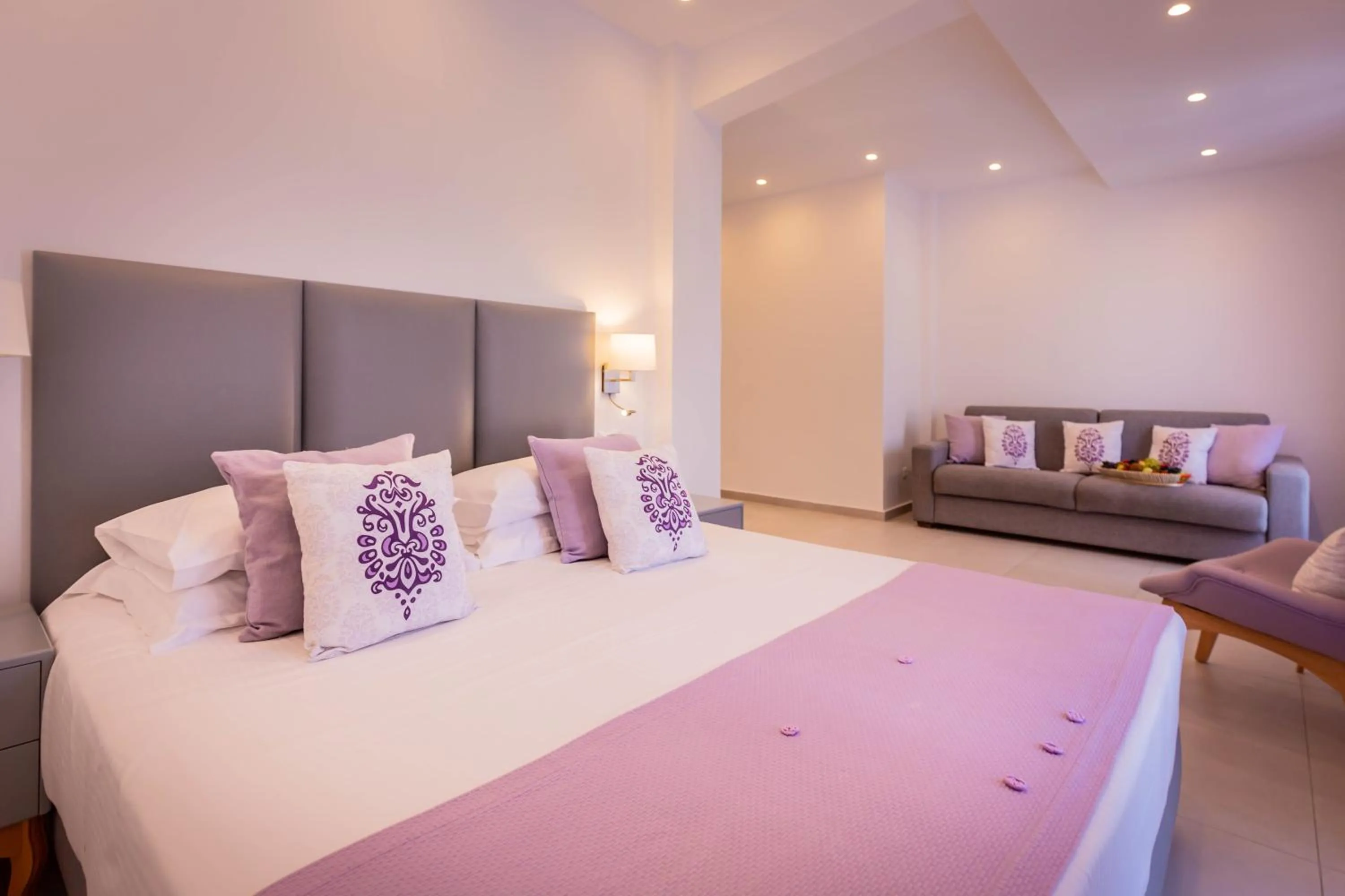 Bed in MAR n MAR CROWN HOTEL-SUITES