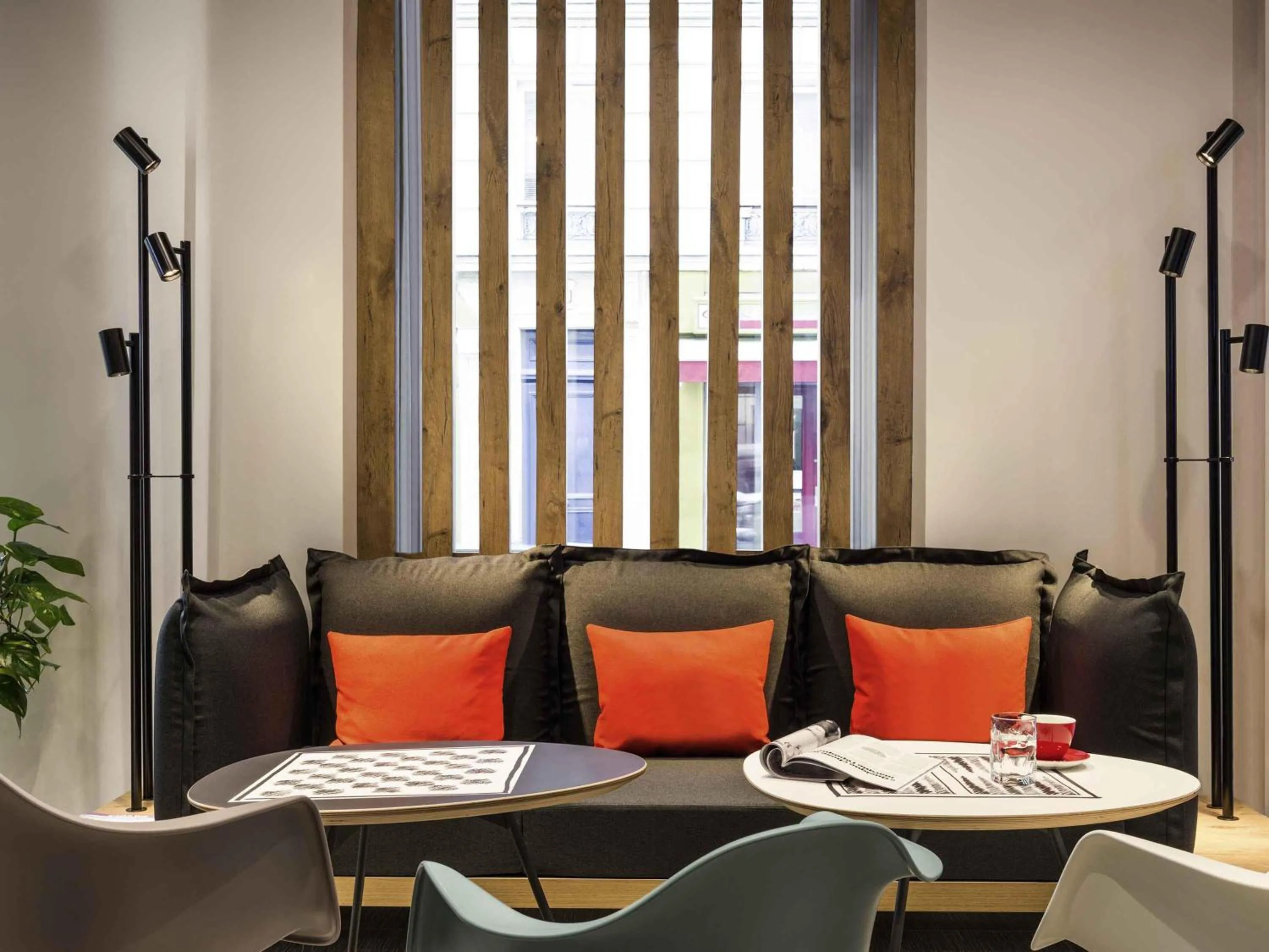 Lounge or bar in ibis Paris Père Lachaise