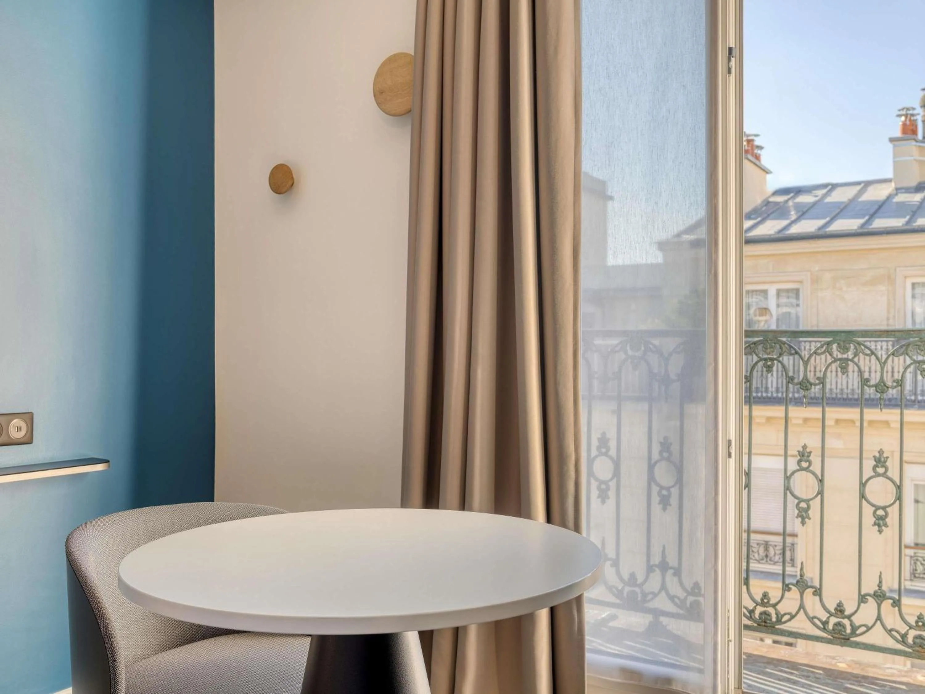 Bedroom in ibis Paris Père Lachaise