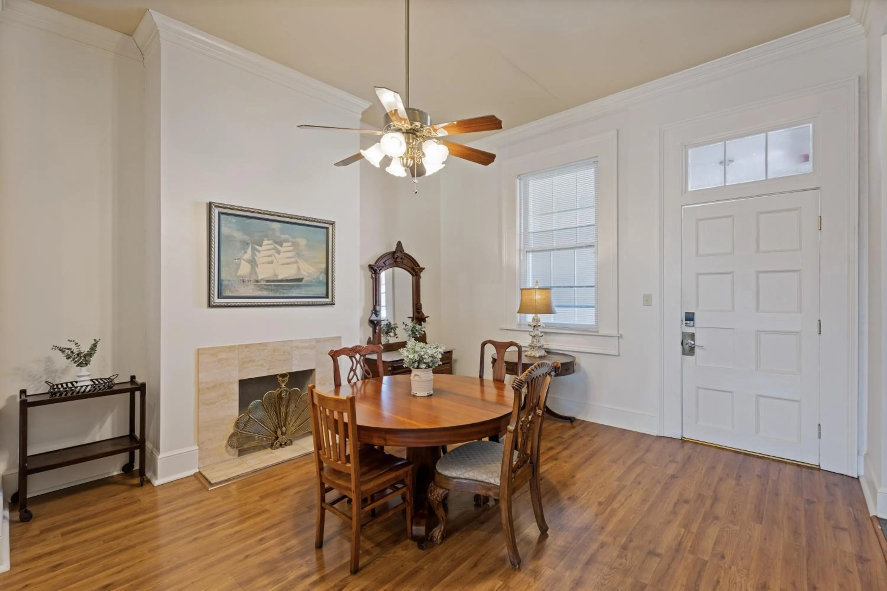 Dining area in Grenoble House