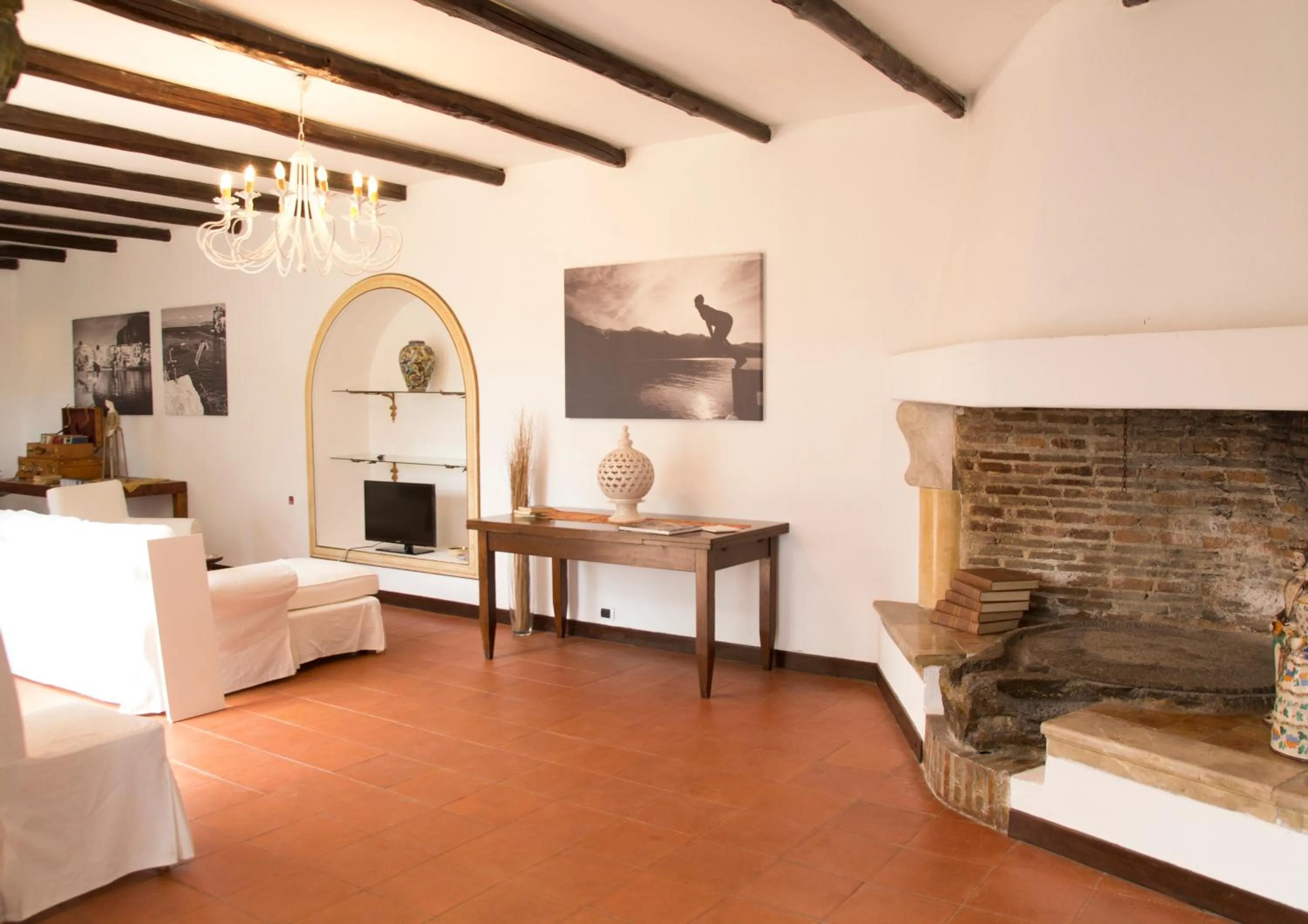 Communal lounge/ TV room in B&B Villa Accademia