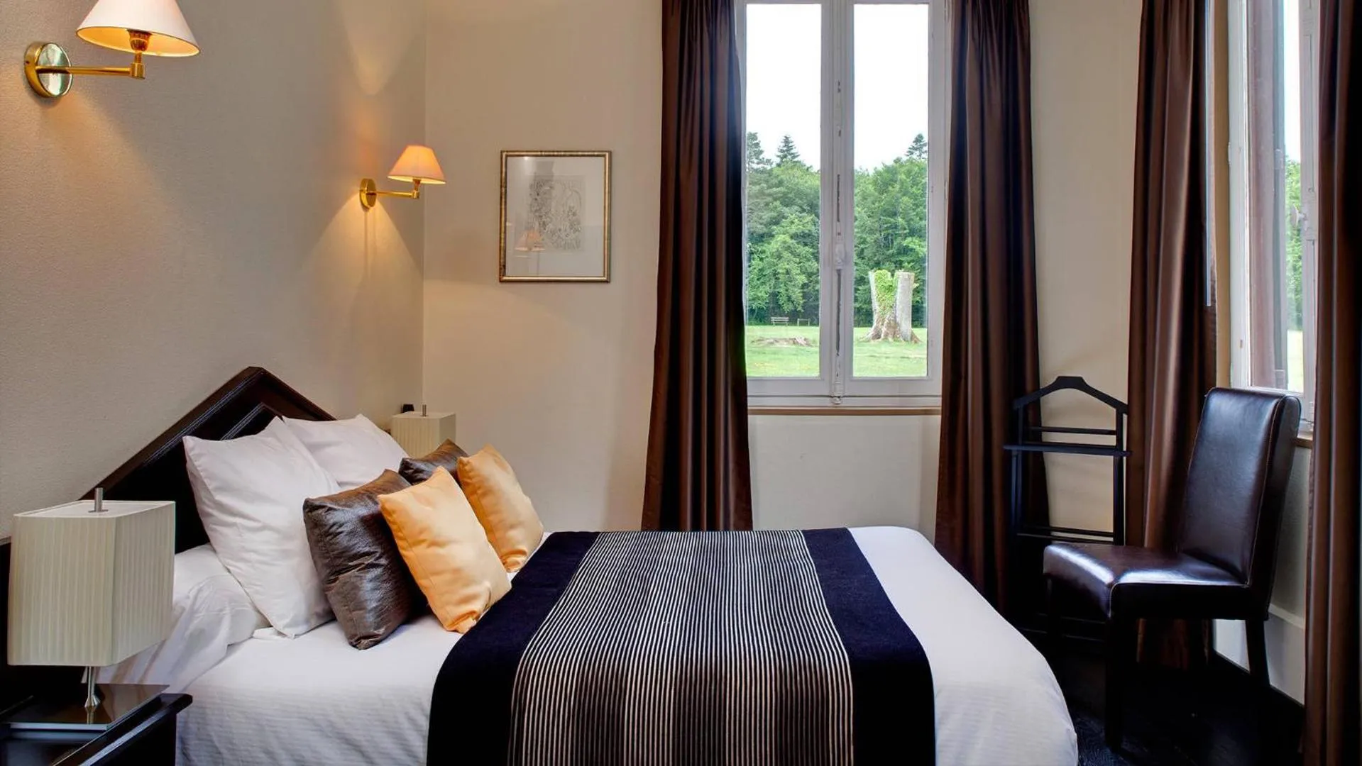 Property building, Bed in Le Pavillon De Gouffern