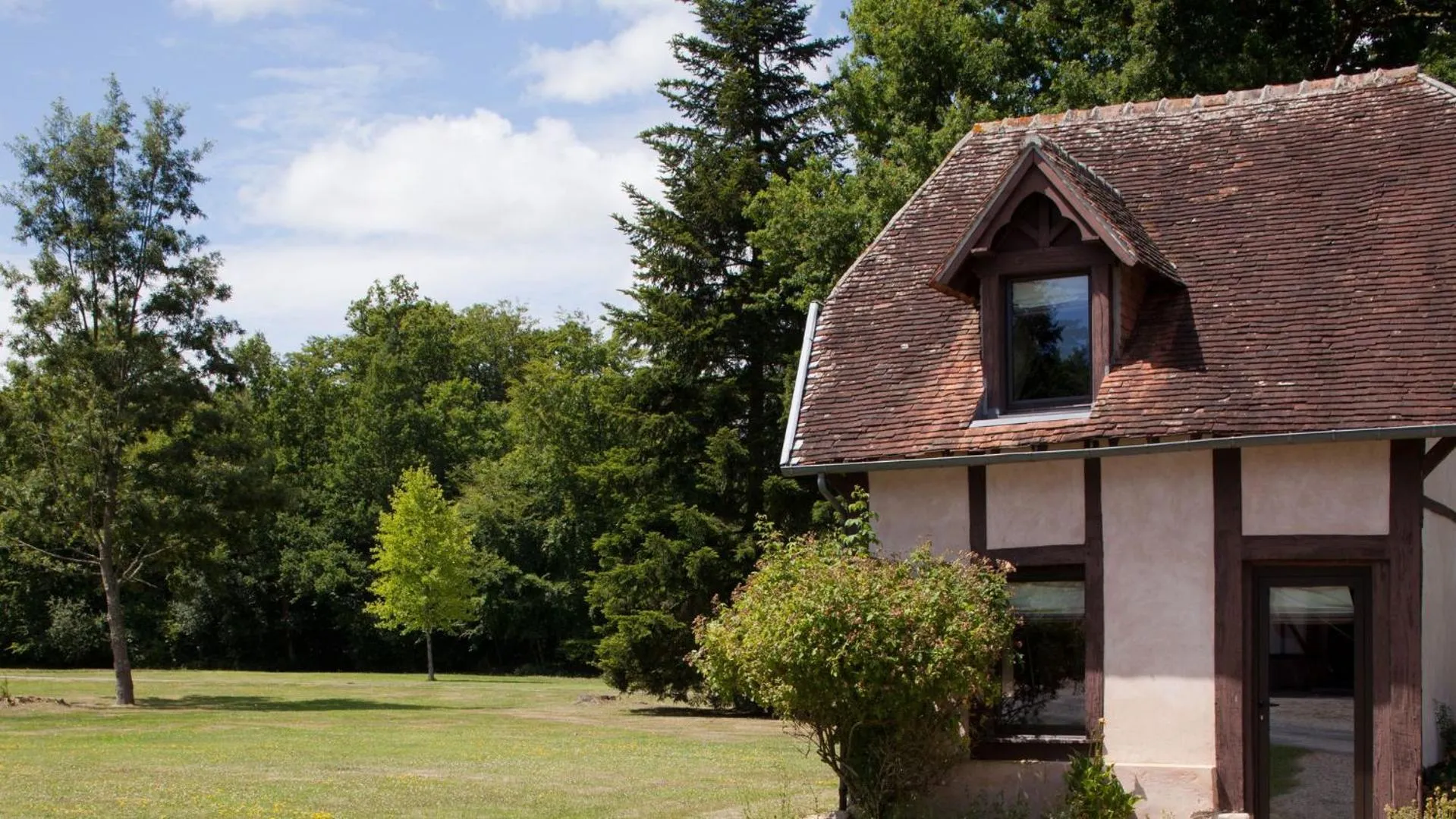 Natural landscape in Le Pavillon De Gouffern
