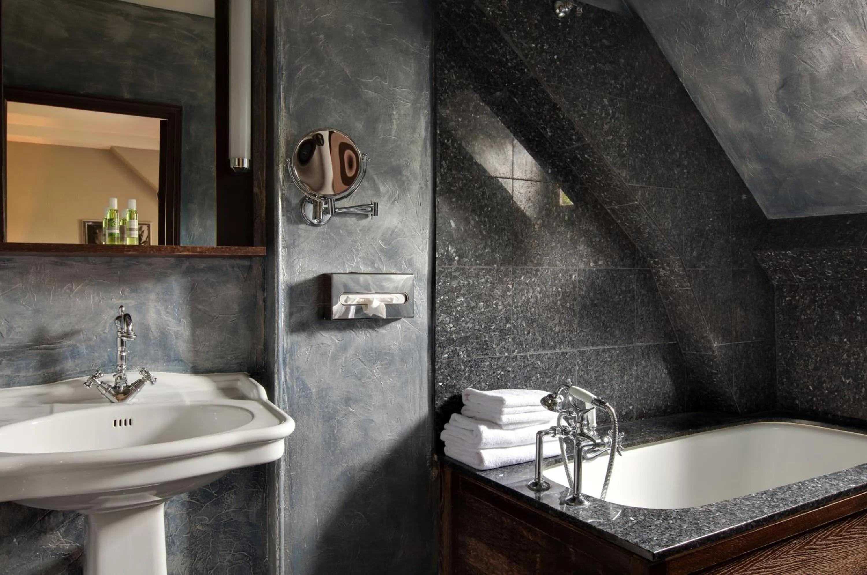 Bathroom in Le Pavillon De Gouffern