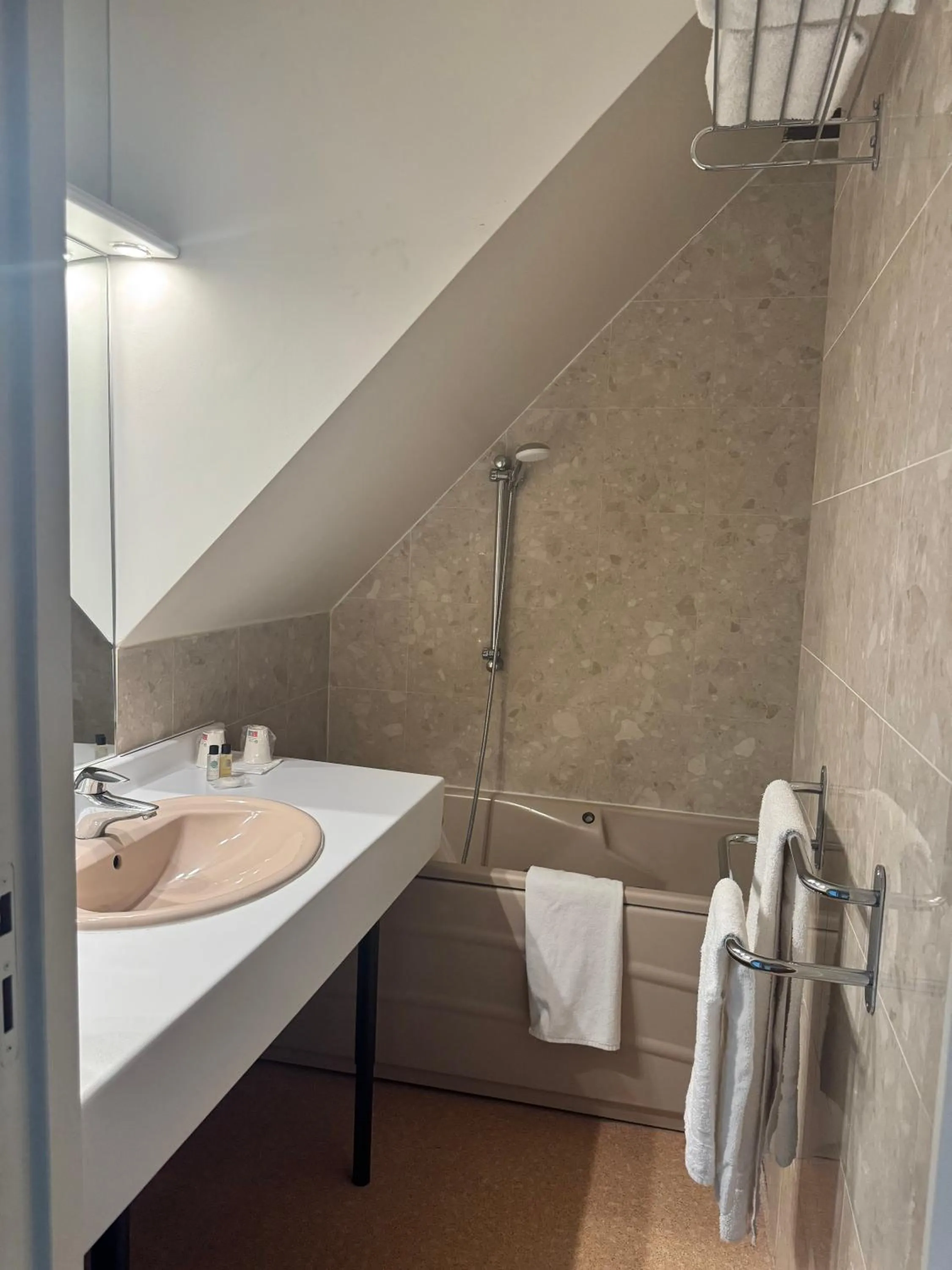 Shower in Hôtel Du Théâtre Centre Historique - Parking Souterrain Public Gratuit