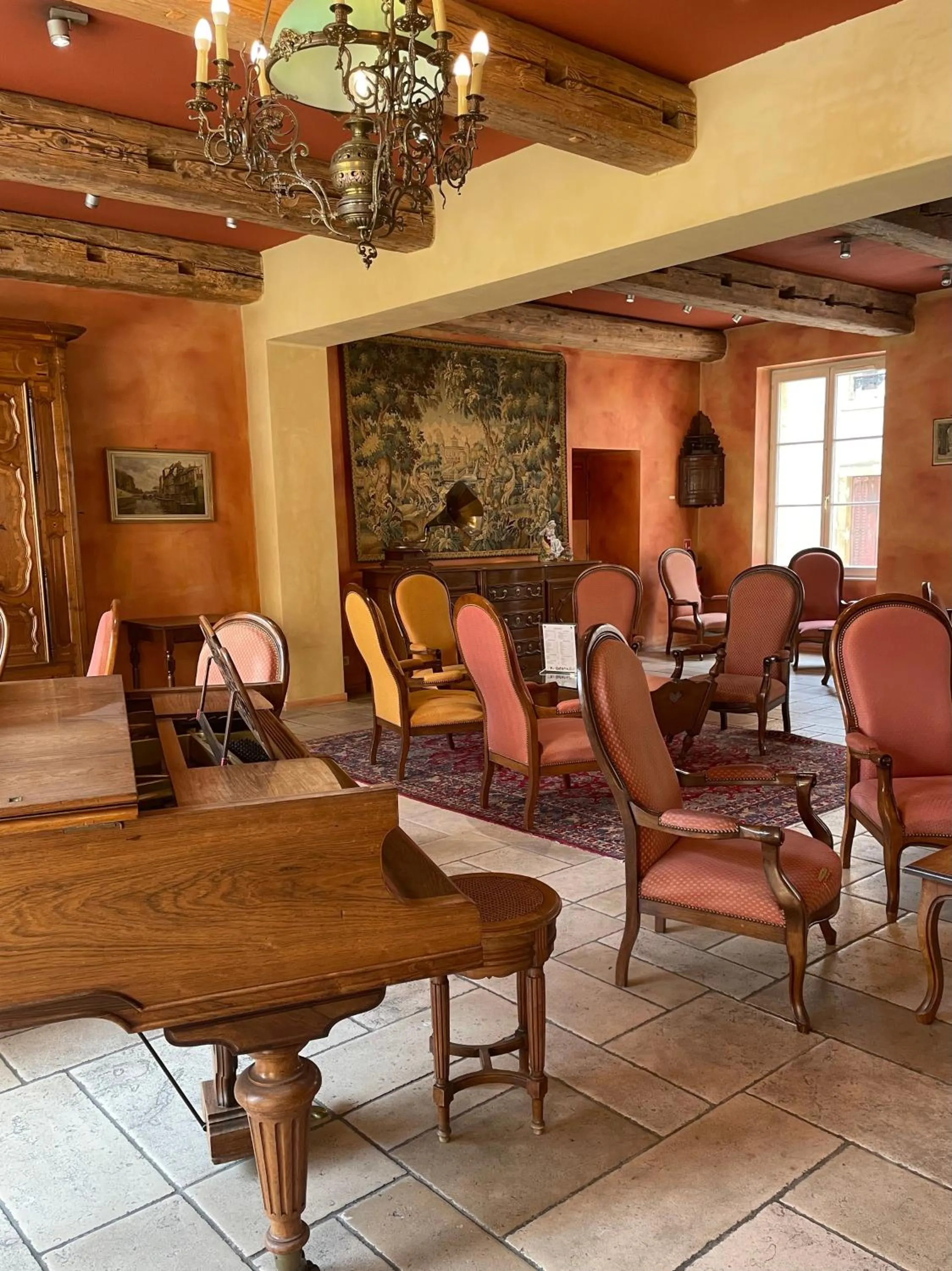 Living room in Hôtel Du Théâtre Centre Historique - Parking Souterrain Public Gratuit