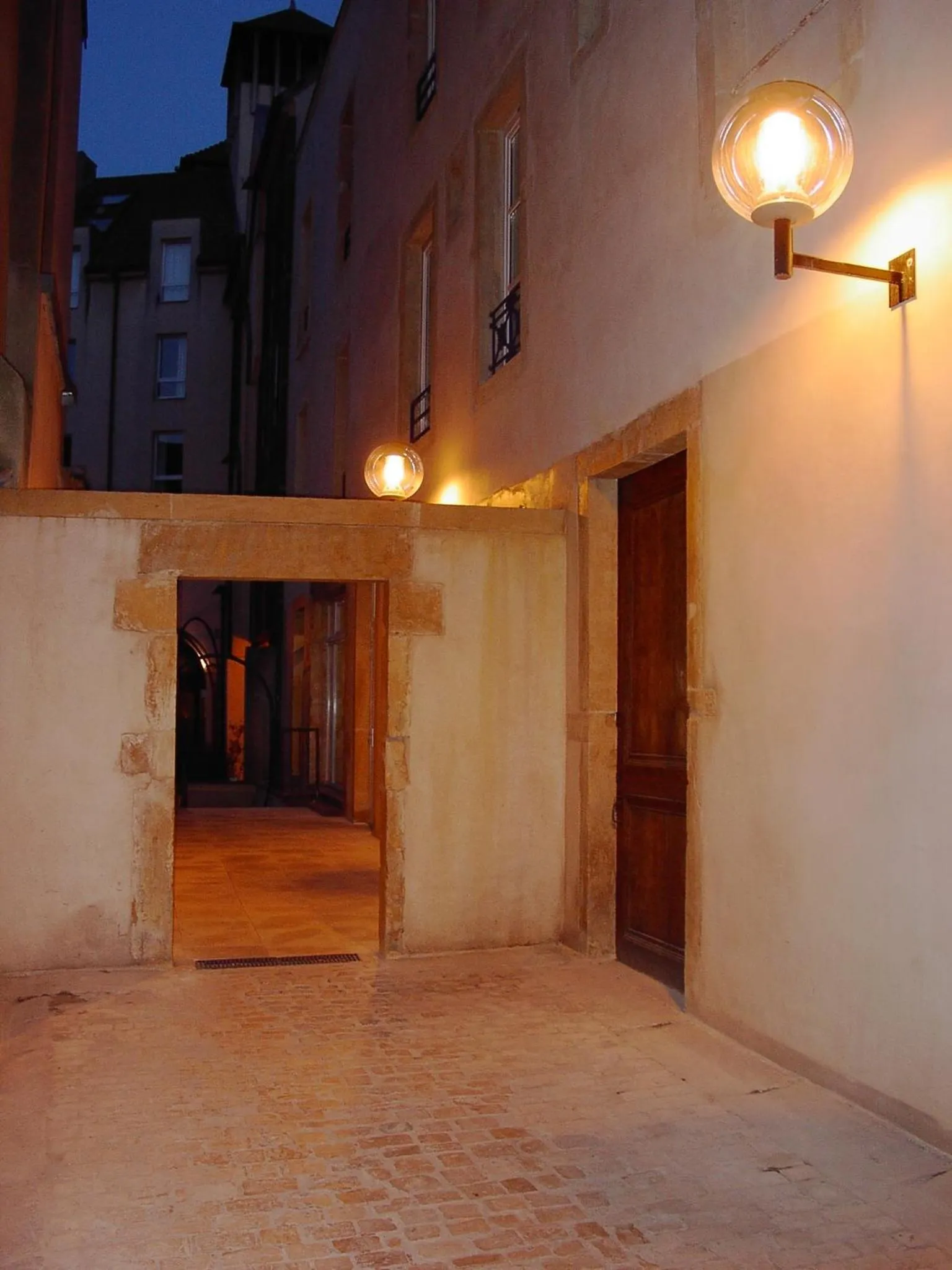 Area and facilities in Hôtel Du Théâtre Centre Historique - Parking Souterrain Public Gratuit