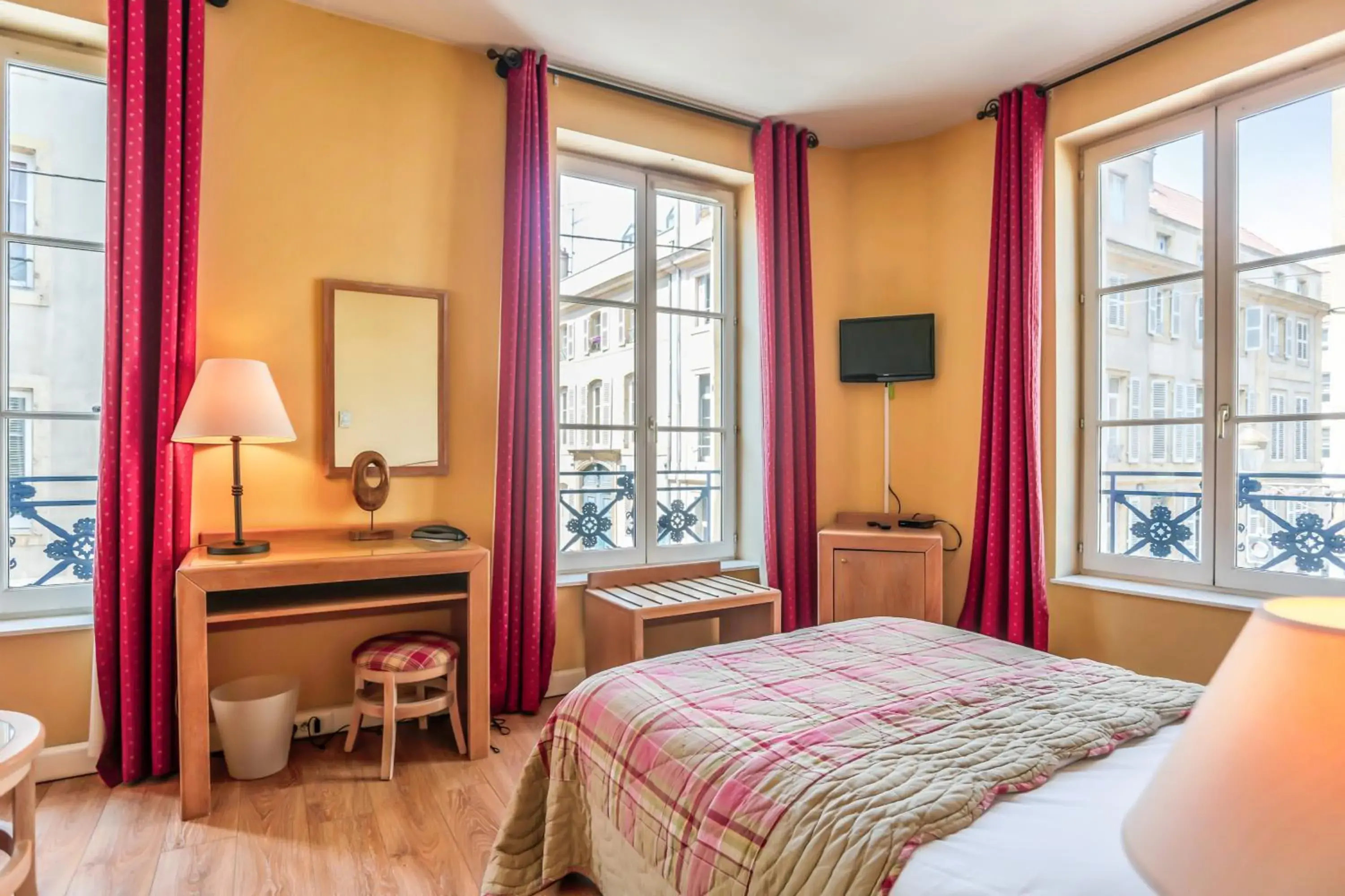 Superior Double or Twin Room in Hôtel Du Théâtre Centre Historique - Parking Souterrain Public Gratuit Superior Double or Twin Room in Hôtel Du Théâtre Centre Historique - Parking Souterrain Public Gratuit