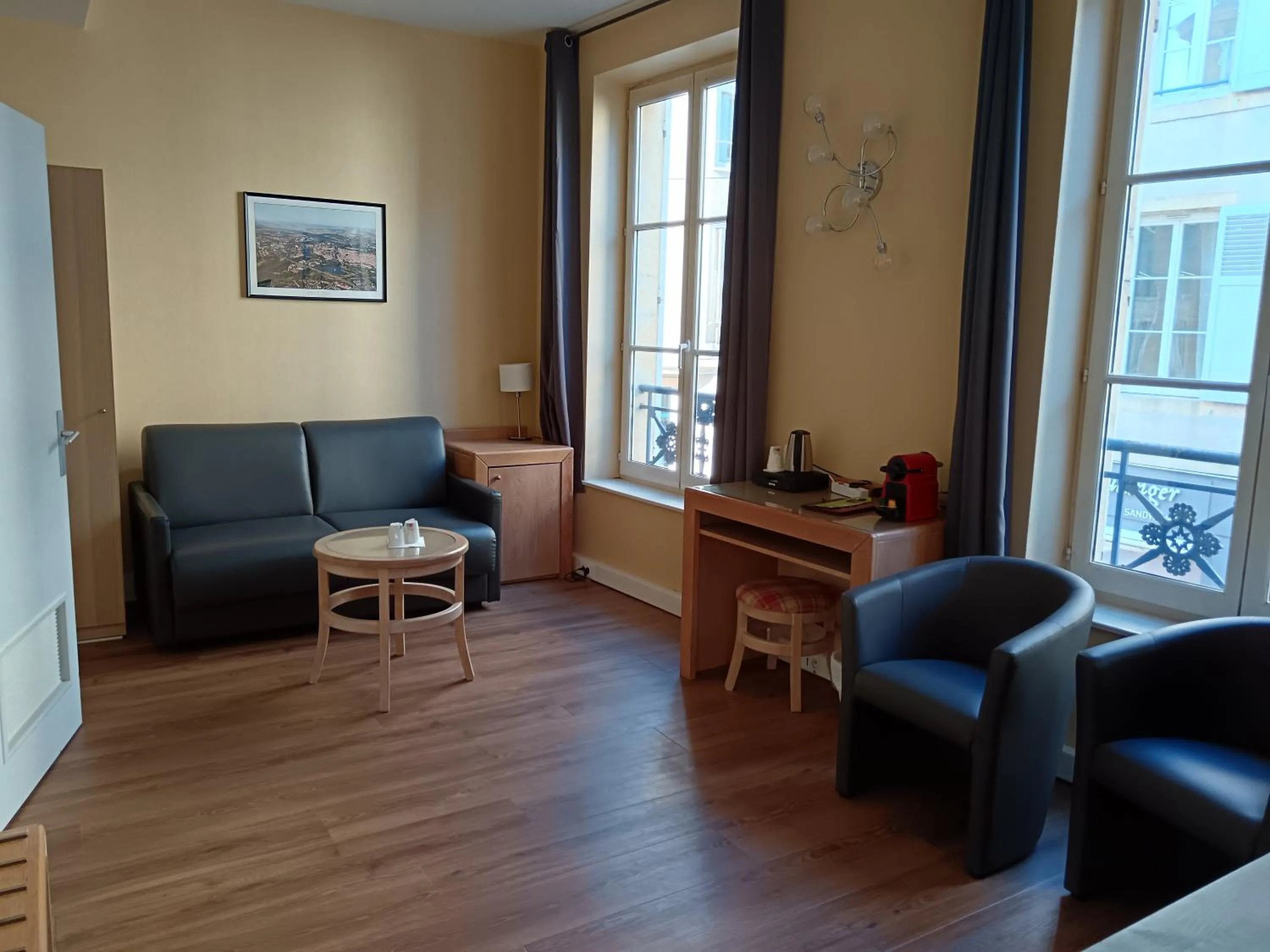 Bedroom in Hôtel Du Théâtre Centre Historique - Parking Souterrain Public Gratuit